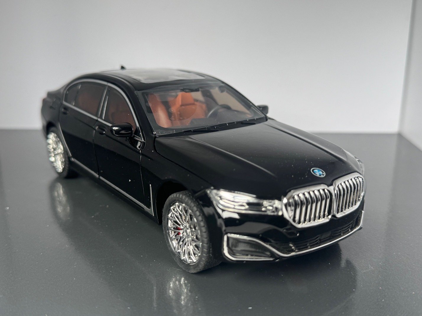 BMW 760Li 1:24 Scale Diecast Collectible Model - Image 2