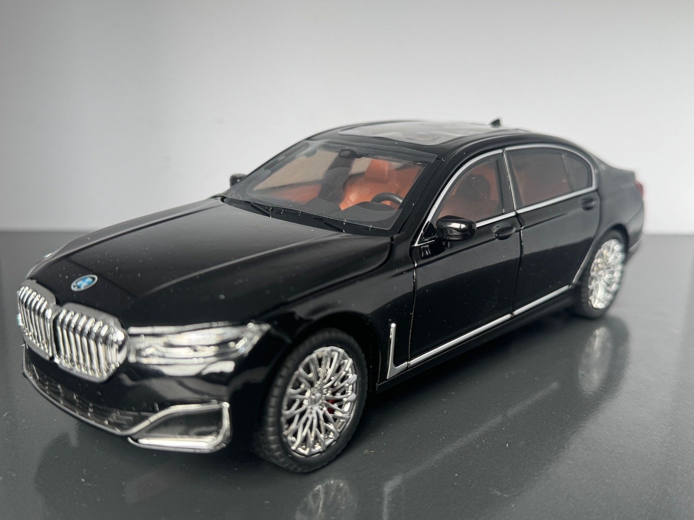 BMW 760Li 1:24 Scale Diecast Collectible Model - Image 3