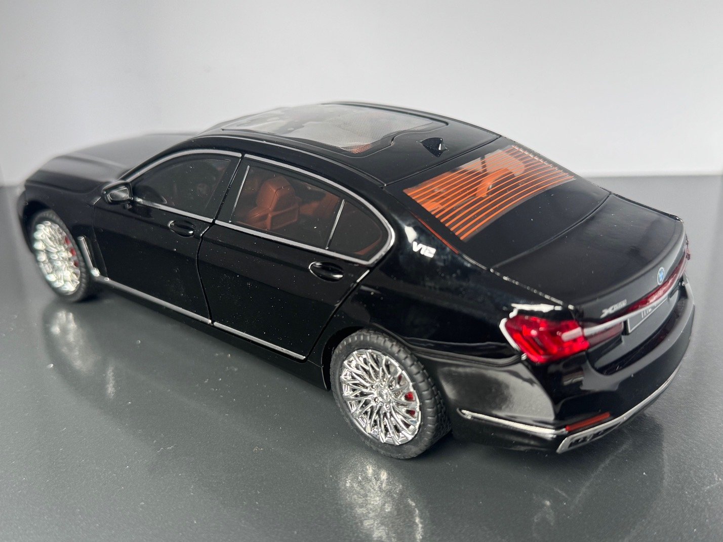 BMW 760Li 1:24 Scale Diecast Collectible Model - Image 4
