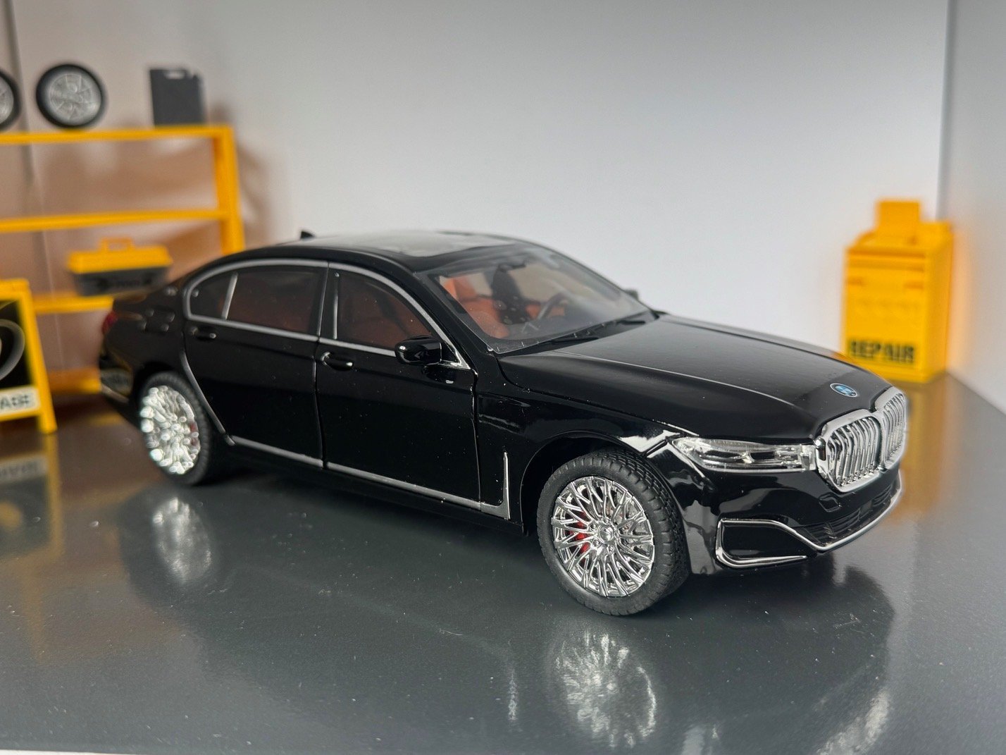 BMW 760Li 1:24 Scale Diecast Collectible Model - Image 8