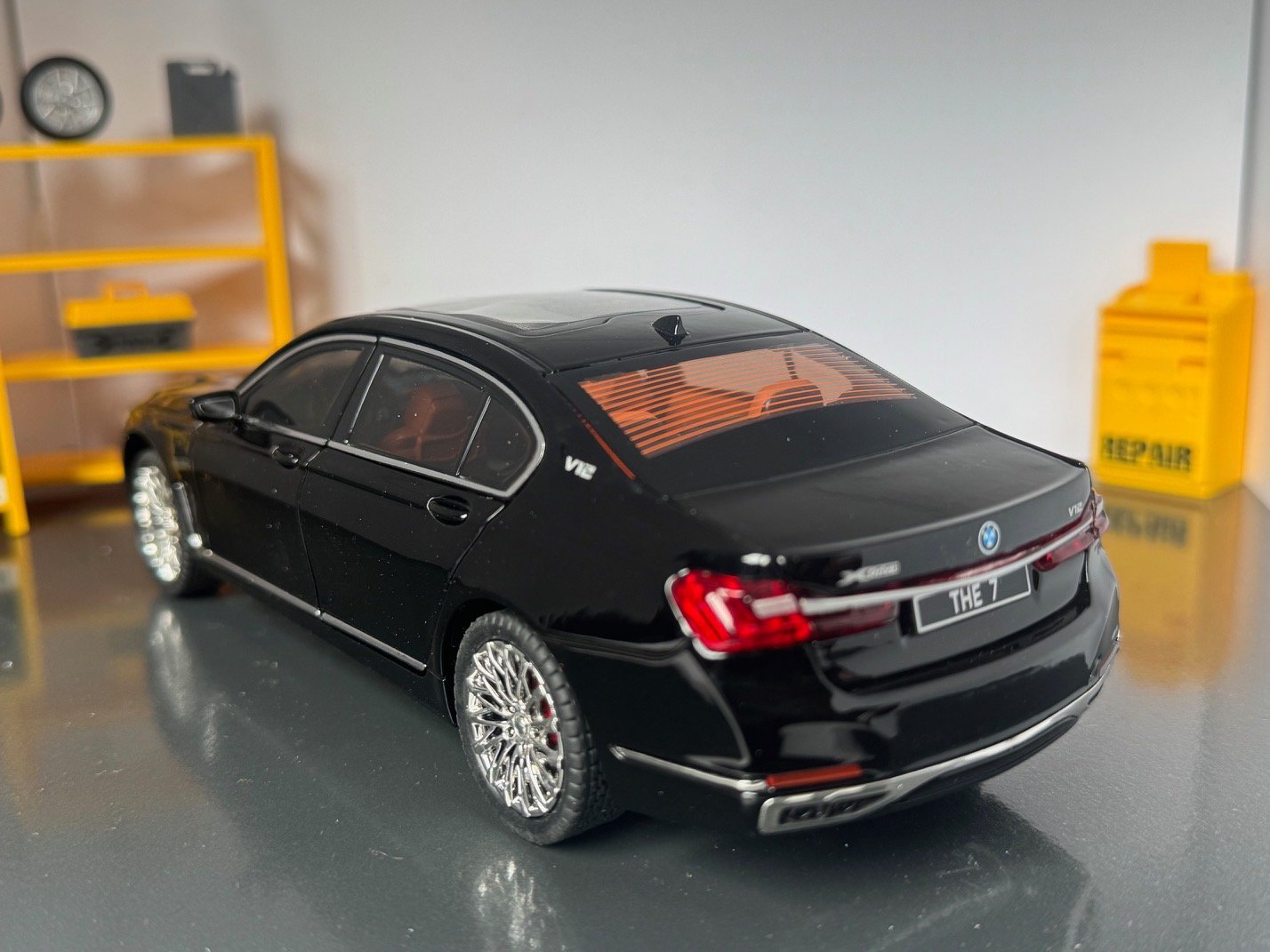 BMW 760Li 1:24 Scale Diecast Collectible Model - Image 10