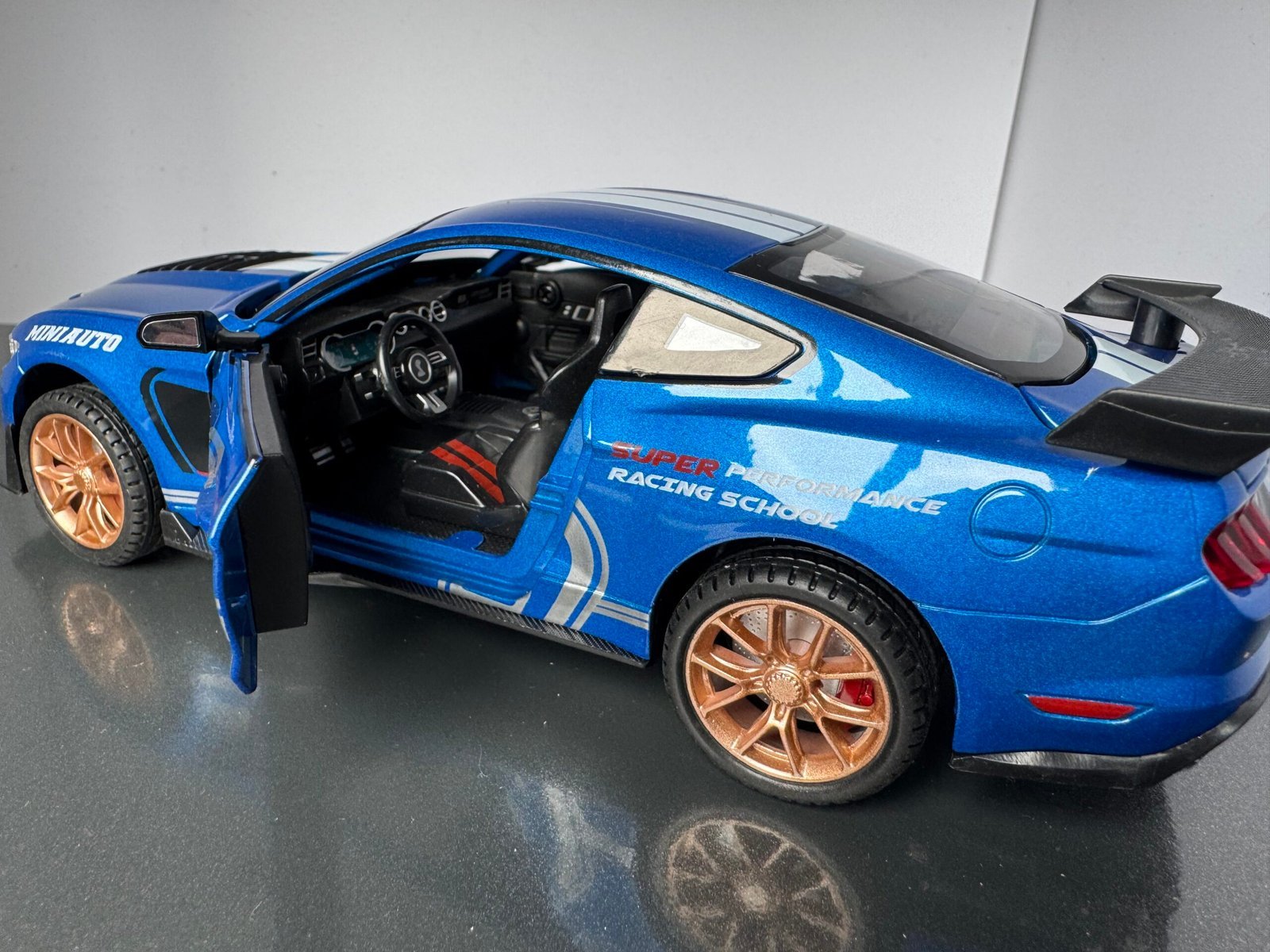 Shelby GT500 1:24 Scale Deicast Collectible Model - Image 7