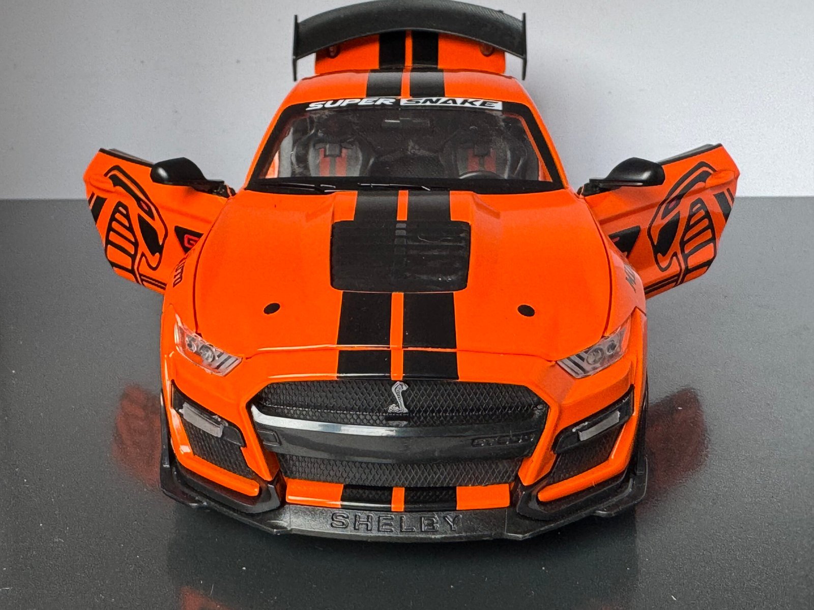 Shelby GT500 1:24 Scale Diecast Collectible Model - Image 7