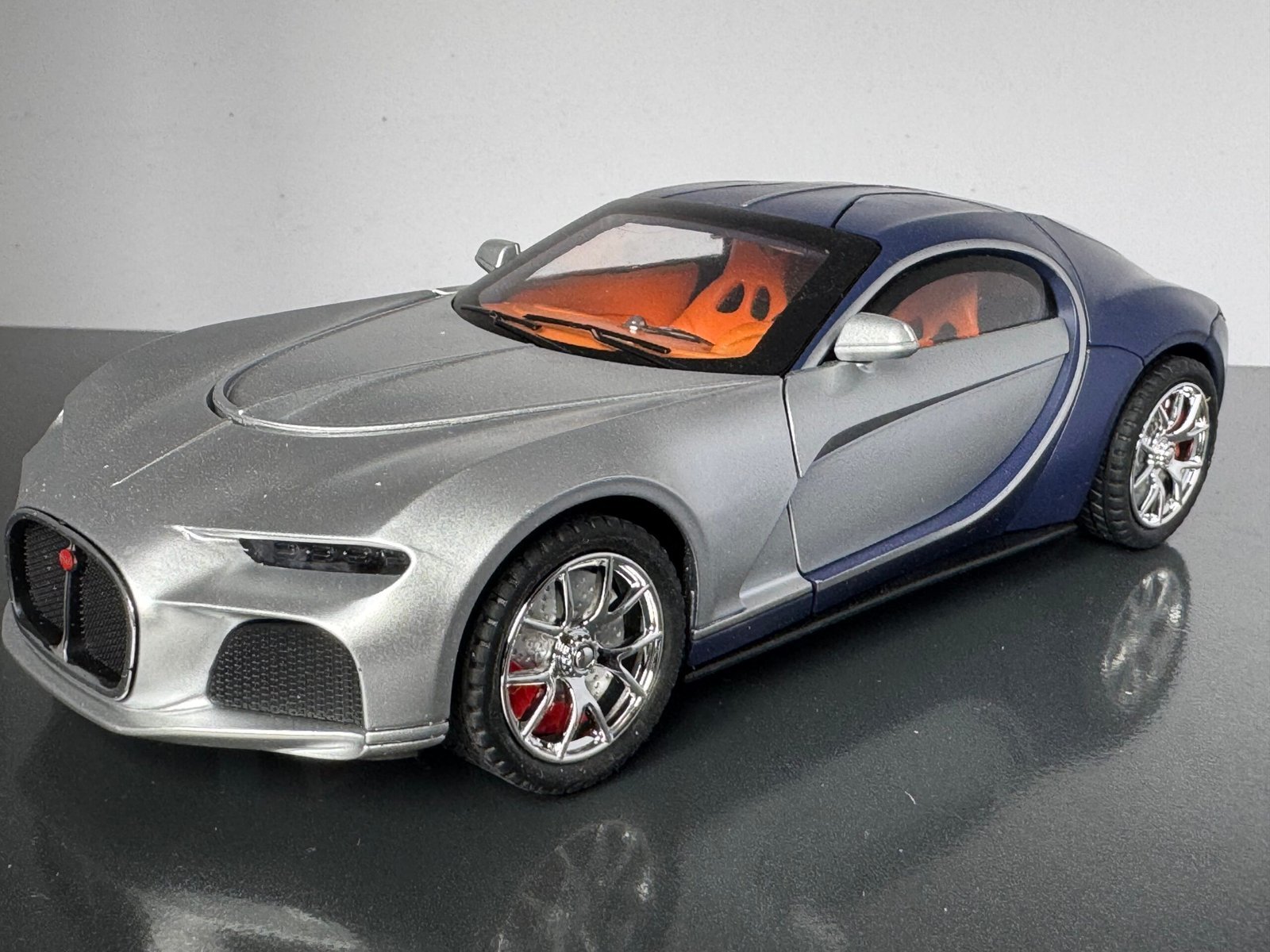 Bugatti Atlantic 1:24 Scale Diecast Collectible Model - Image 3