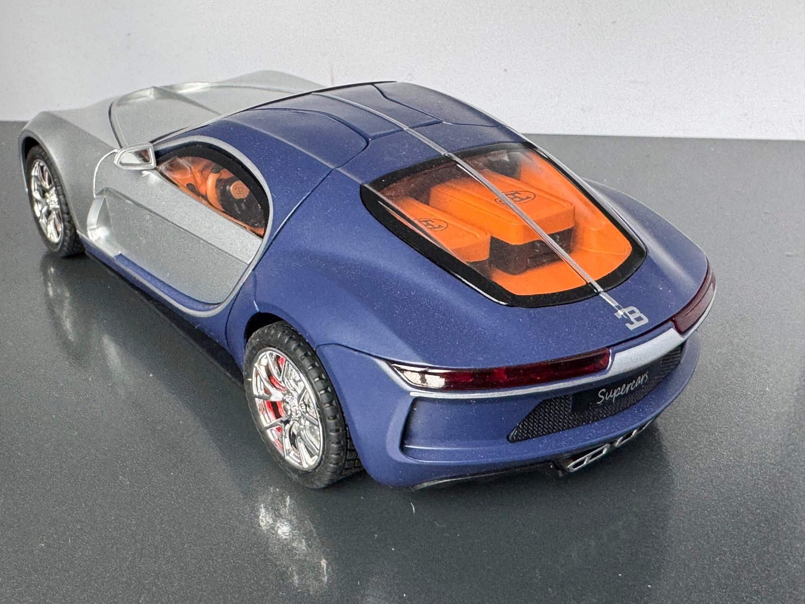 Bugatti Atlantic 1:24 Scale Diecast Collectible Model - Image 4