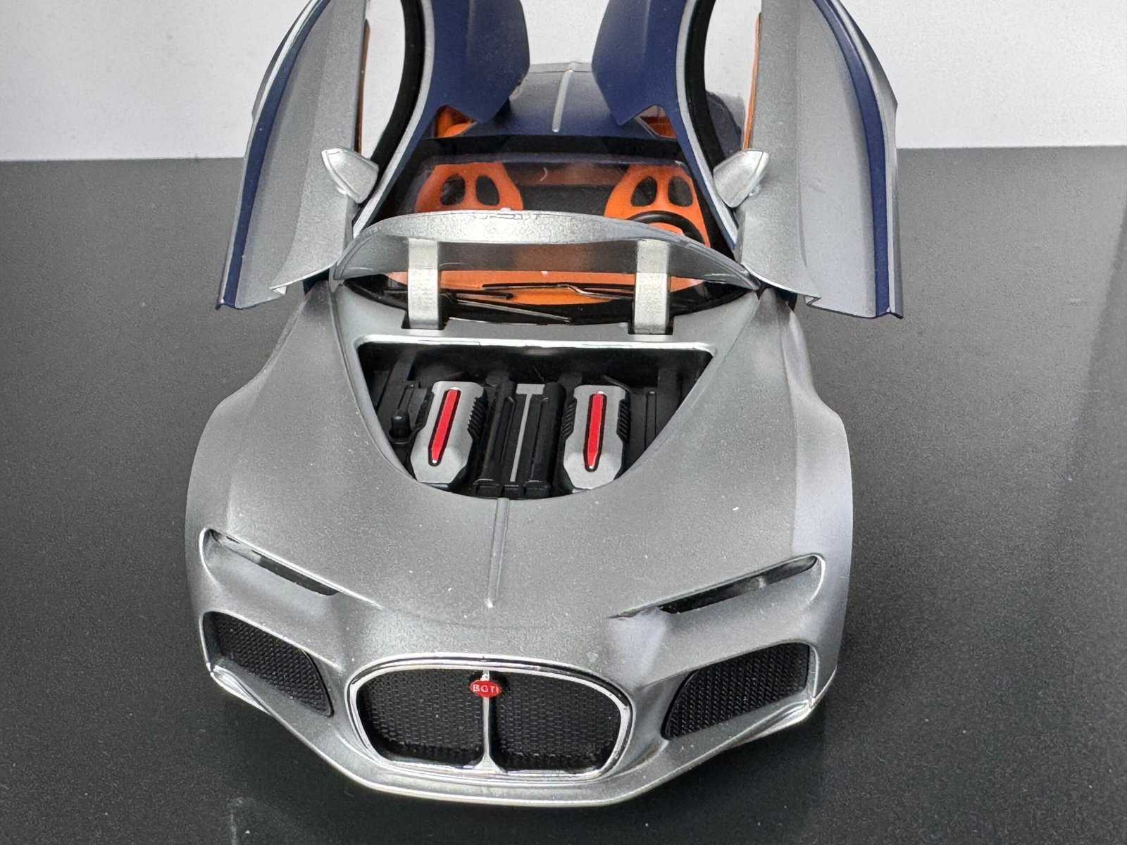 Bugatti Atlantic 1:24 Scale Diecast Collectible Model - Image 5