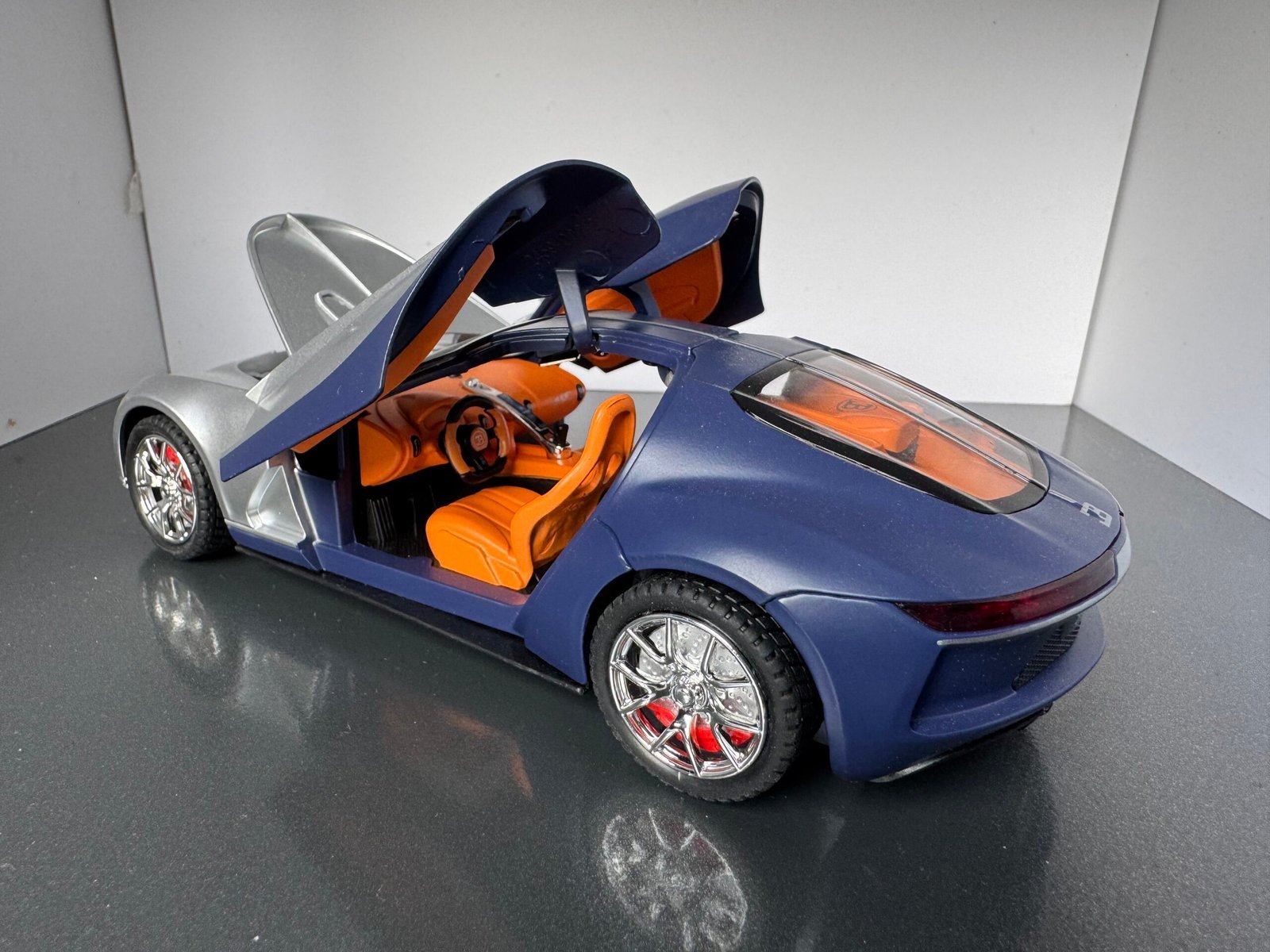 Bugatti Atlantic 1:24 Scale Diecast Collectible Model - Image 7