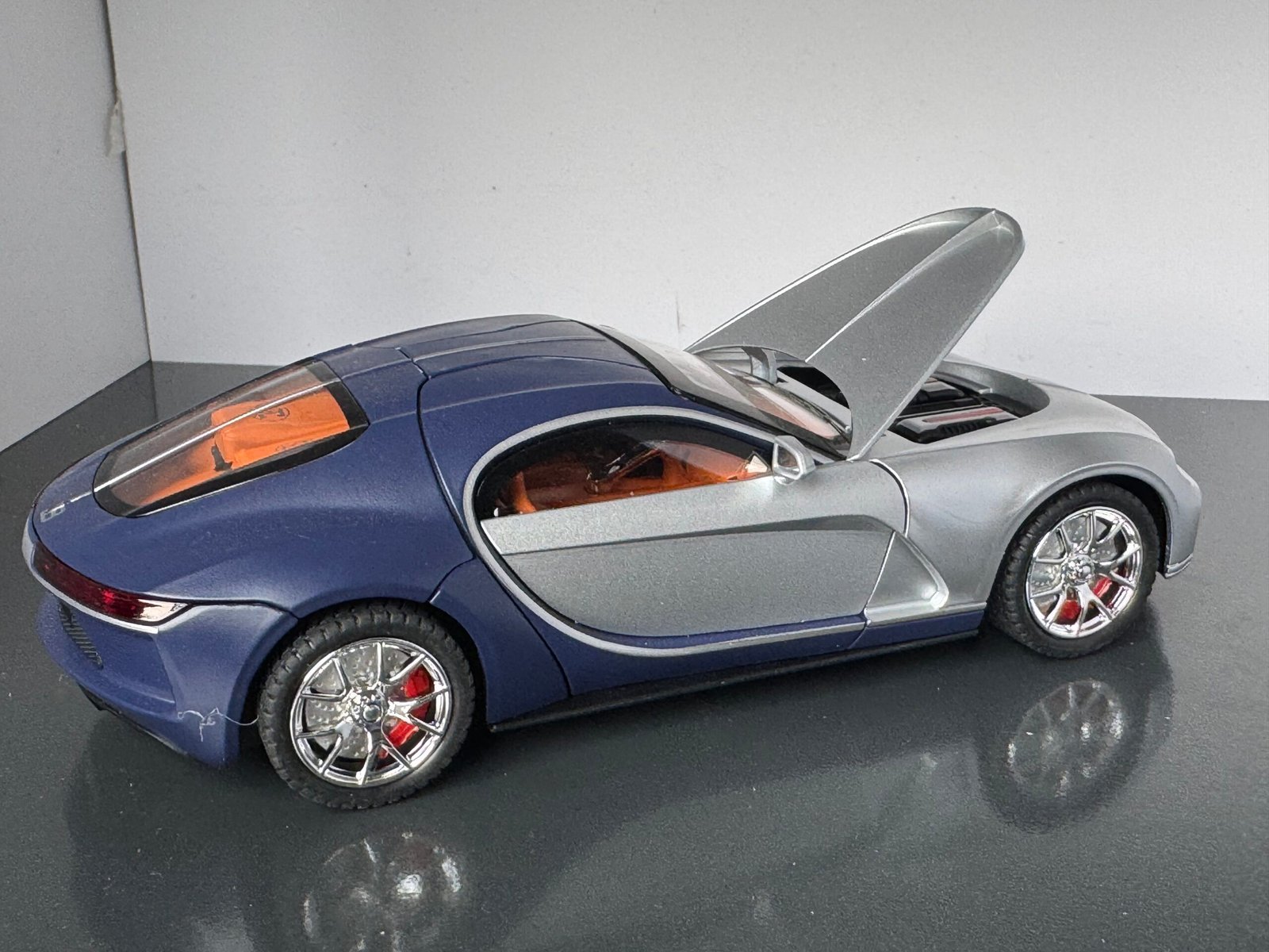 Bugatti Atlantic 1:24 Scale Diecast Collectible Model - Image 9