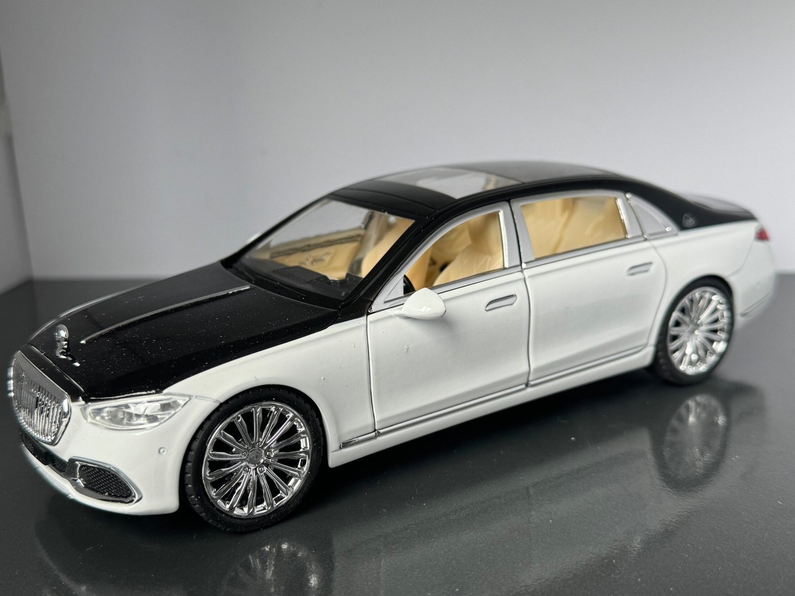 Mercedes Benz S680 1:24 Scale Deicast Collectible Model - Image 2