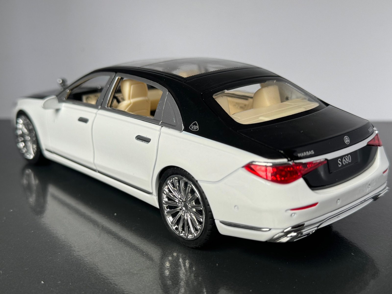 Mercedes Benz S680 1:24 Scale Deicast Collectible Model - Image 3