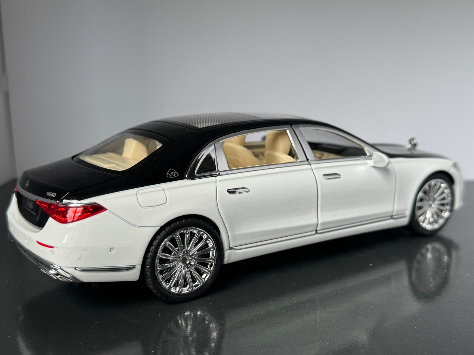 Mercedes Benz S680 1:24 Scale Deicast Collectible Model - Image 4