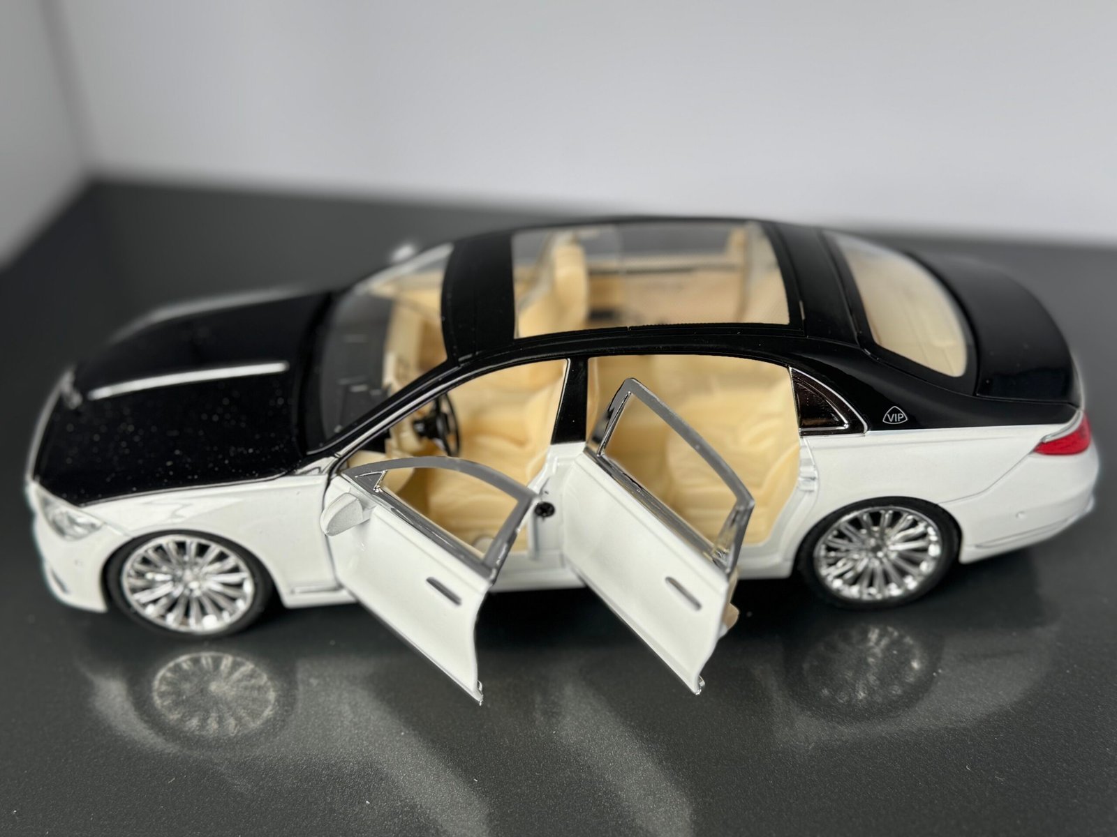Mercedes Benz S680 1:24 Scale Deicast Collectible Model - Image 5
