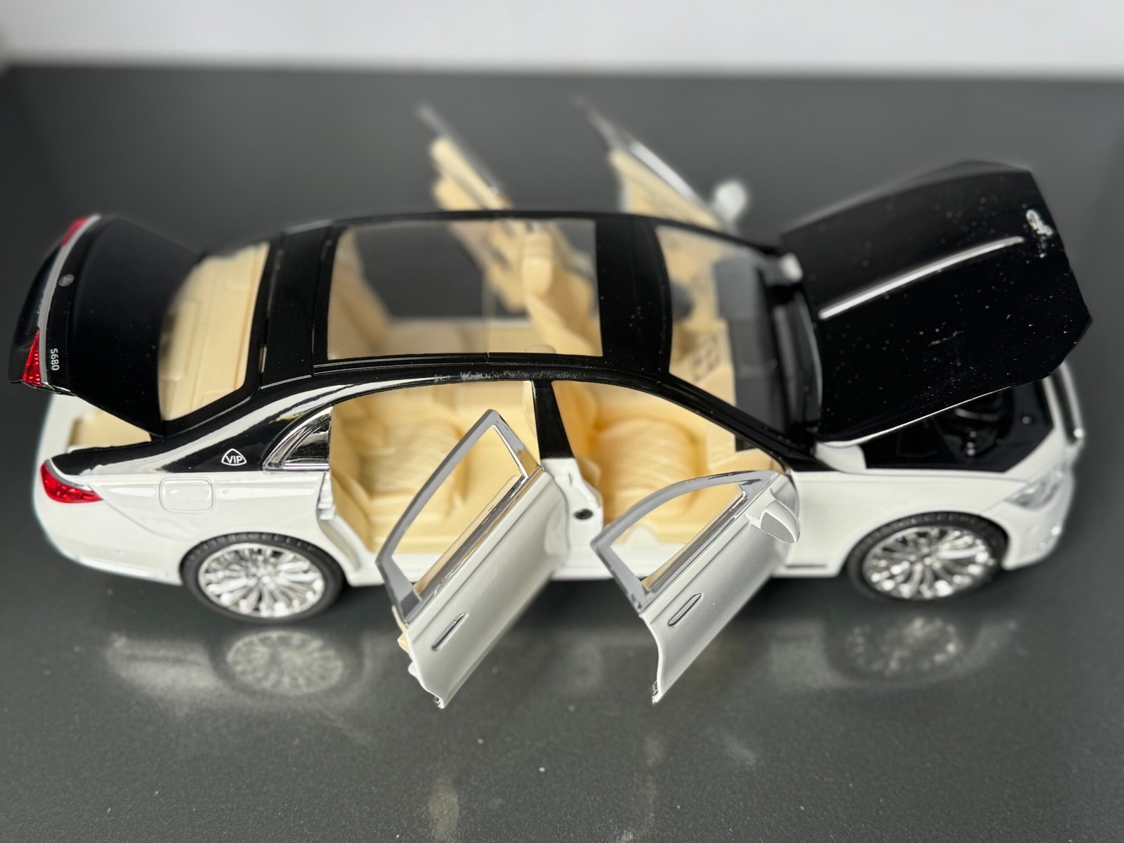 Mercedes Benz S680 1:24 Scale Deicast Collectible Model - Image 6