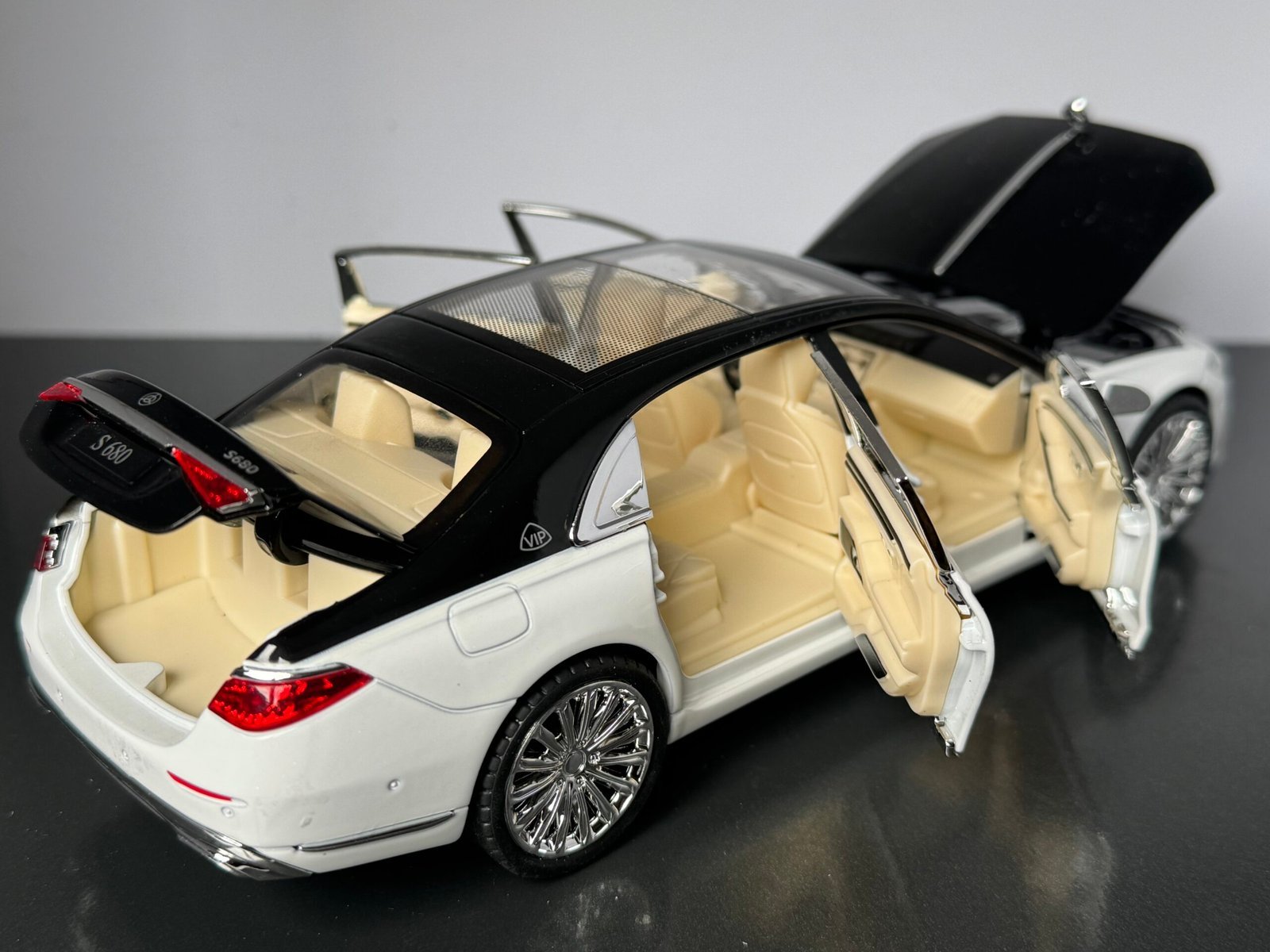 Mercedes Benz S680 1:24 Scale Deicast Collectible Model - Image 7