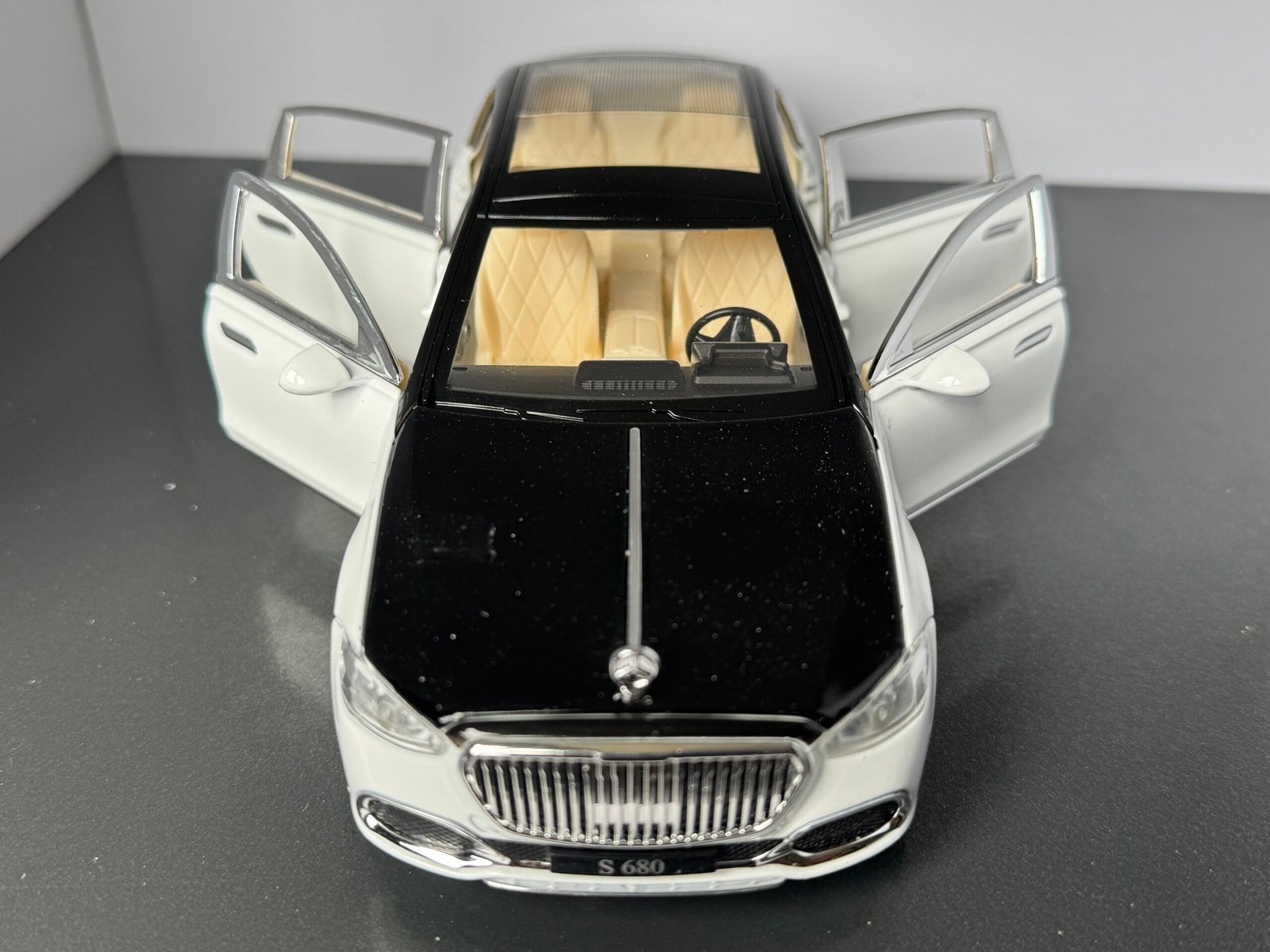 Mercedes Benz S680 1:24 Scale Deicast Collectible Model - Image 9