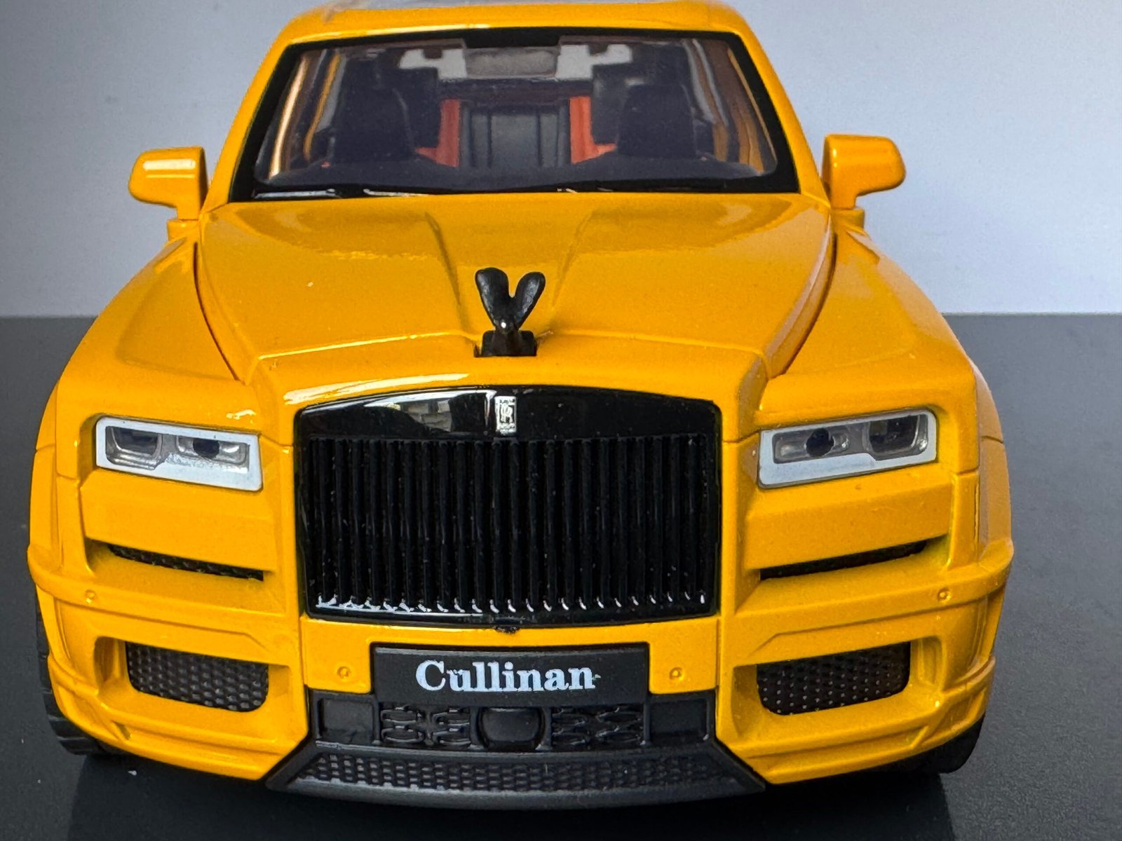 Rolls Royce Cullinan in Yellow