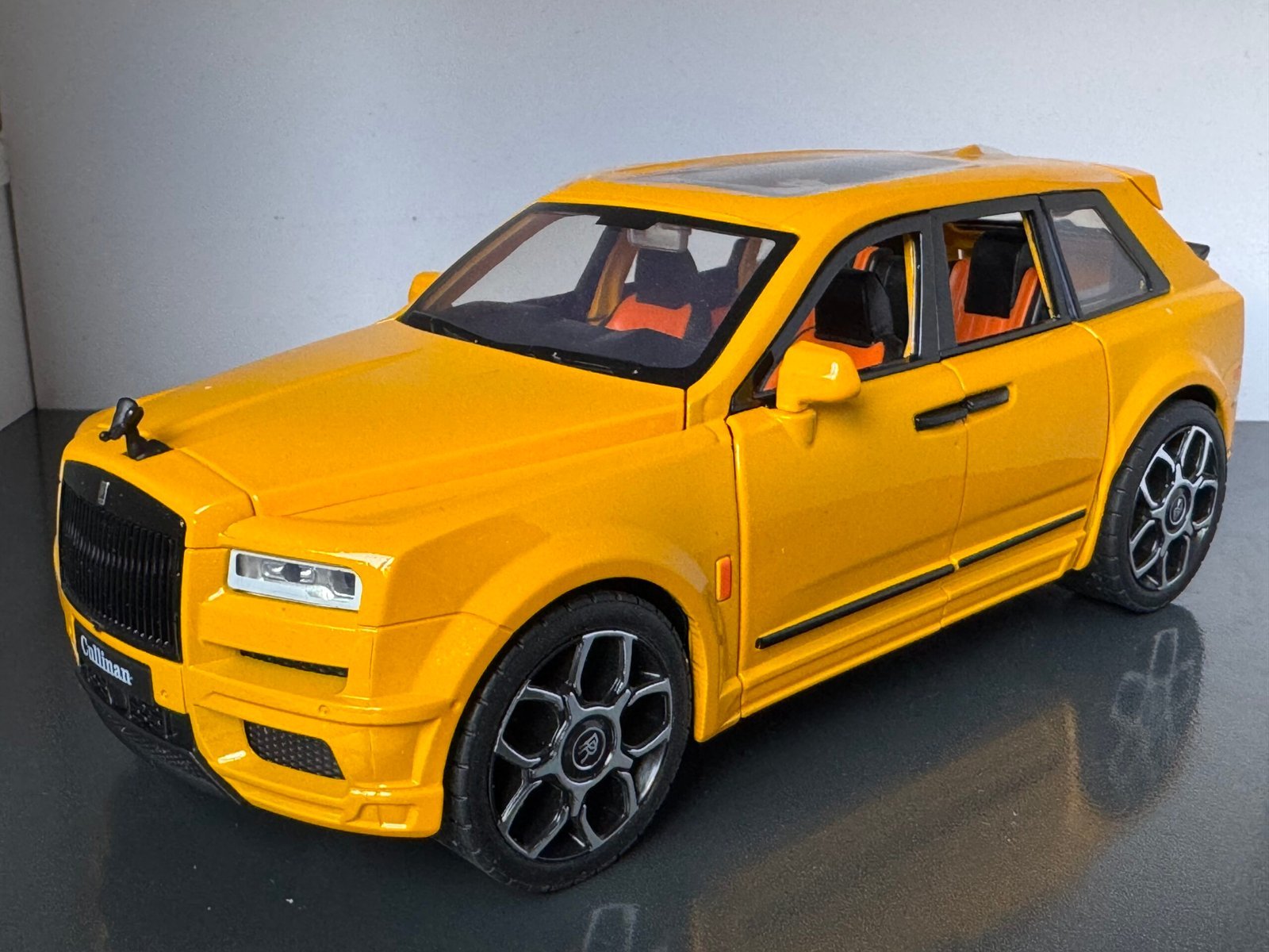 Rolls Royce Cullinan in Yellow