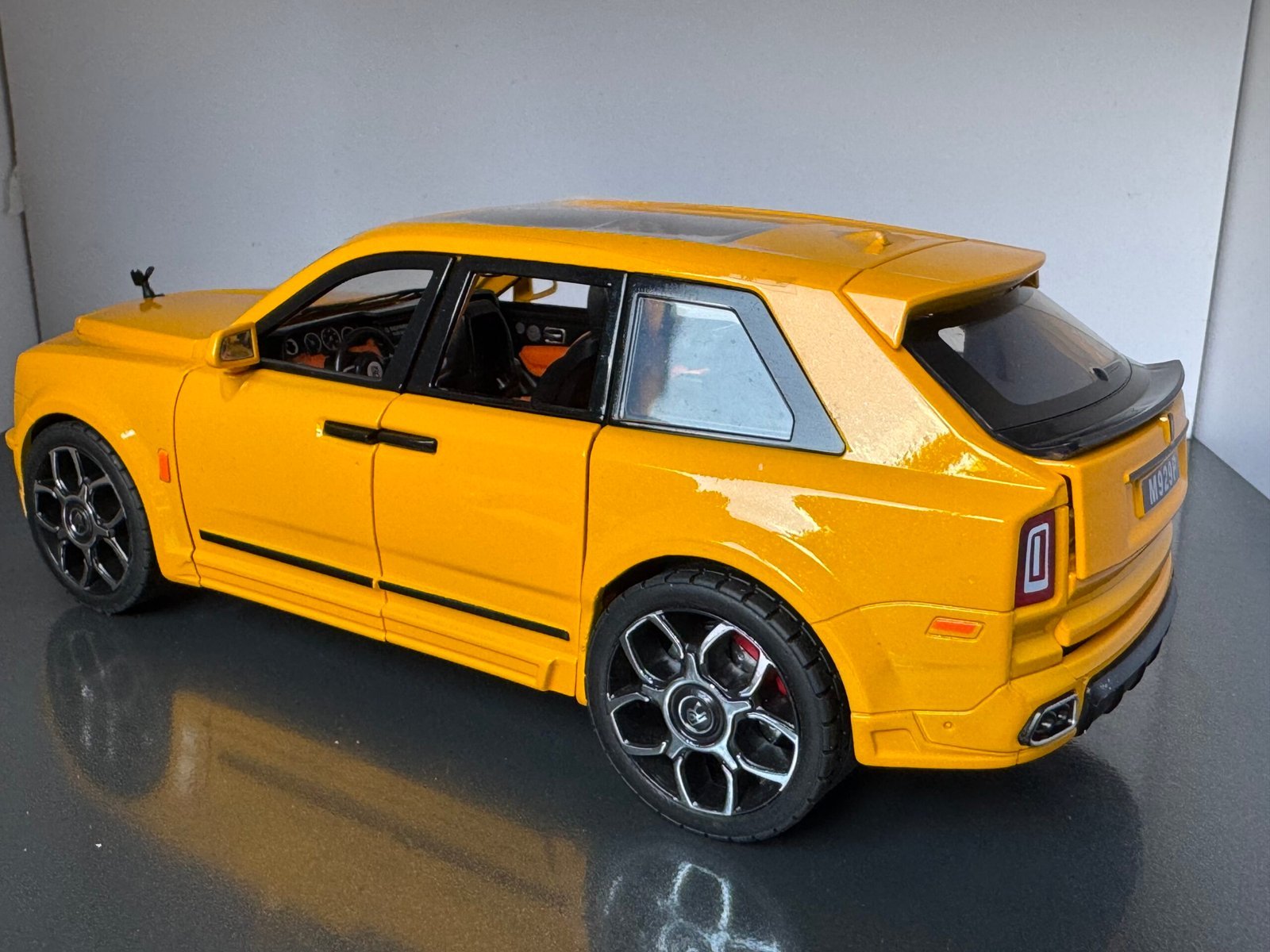 Rolls Royce Cullinan in Yellow