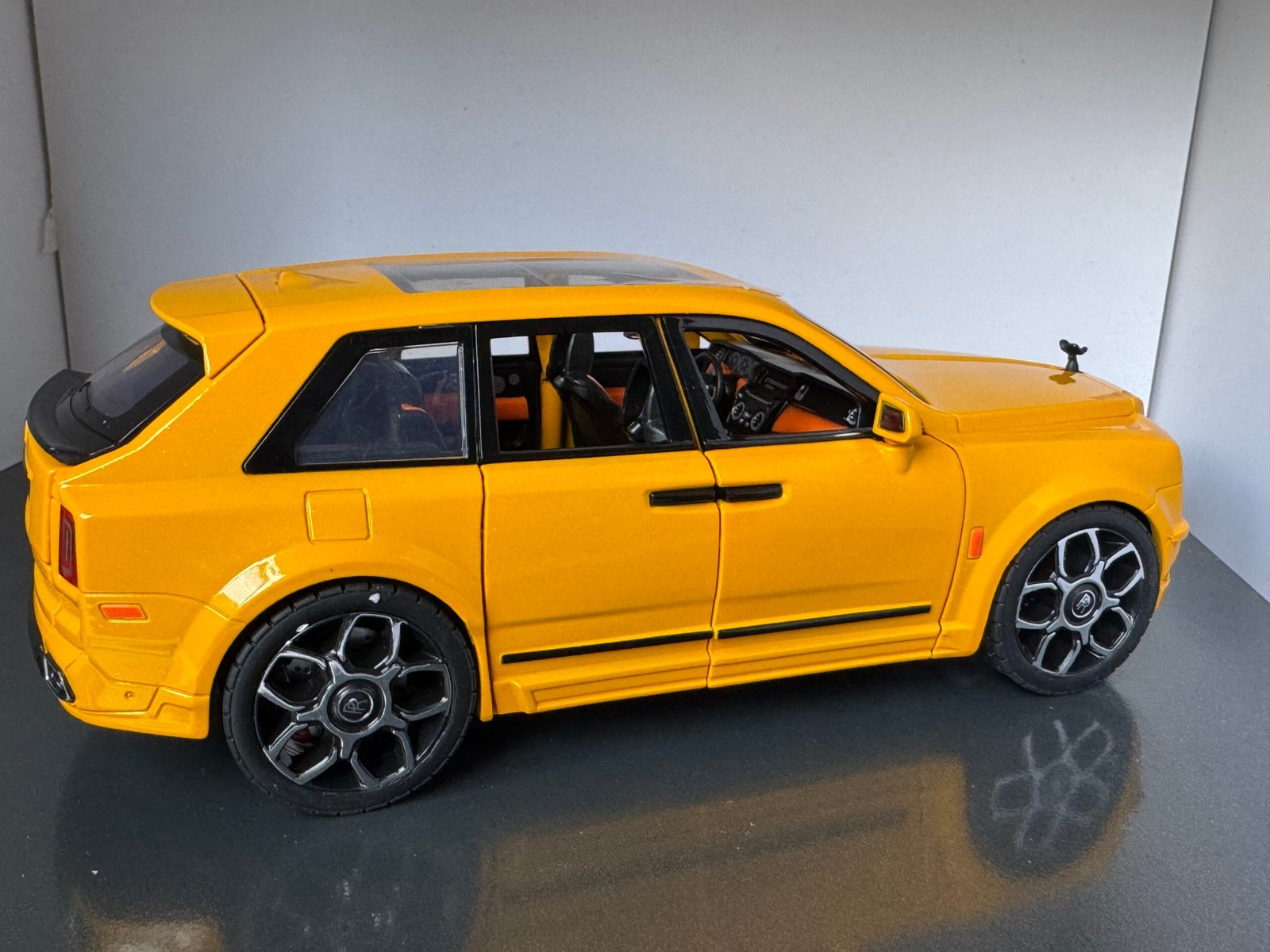 Rolls Royce Cullinan in Yellow