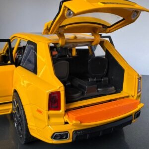 Rolls Royce Cullinan in Yellow