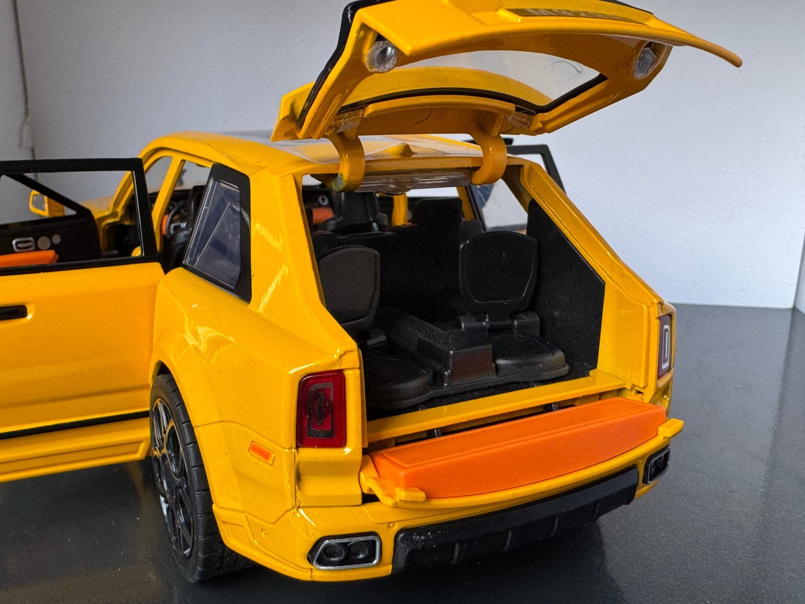 Rolls Royce Cullinan in Yellow