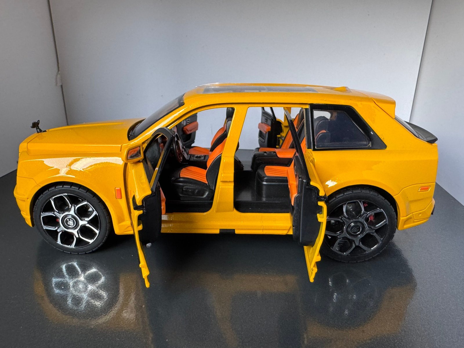 Rolls Royce Cullinan in Yellow