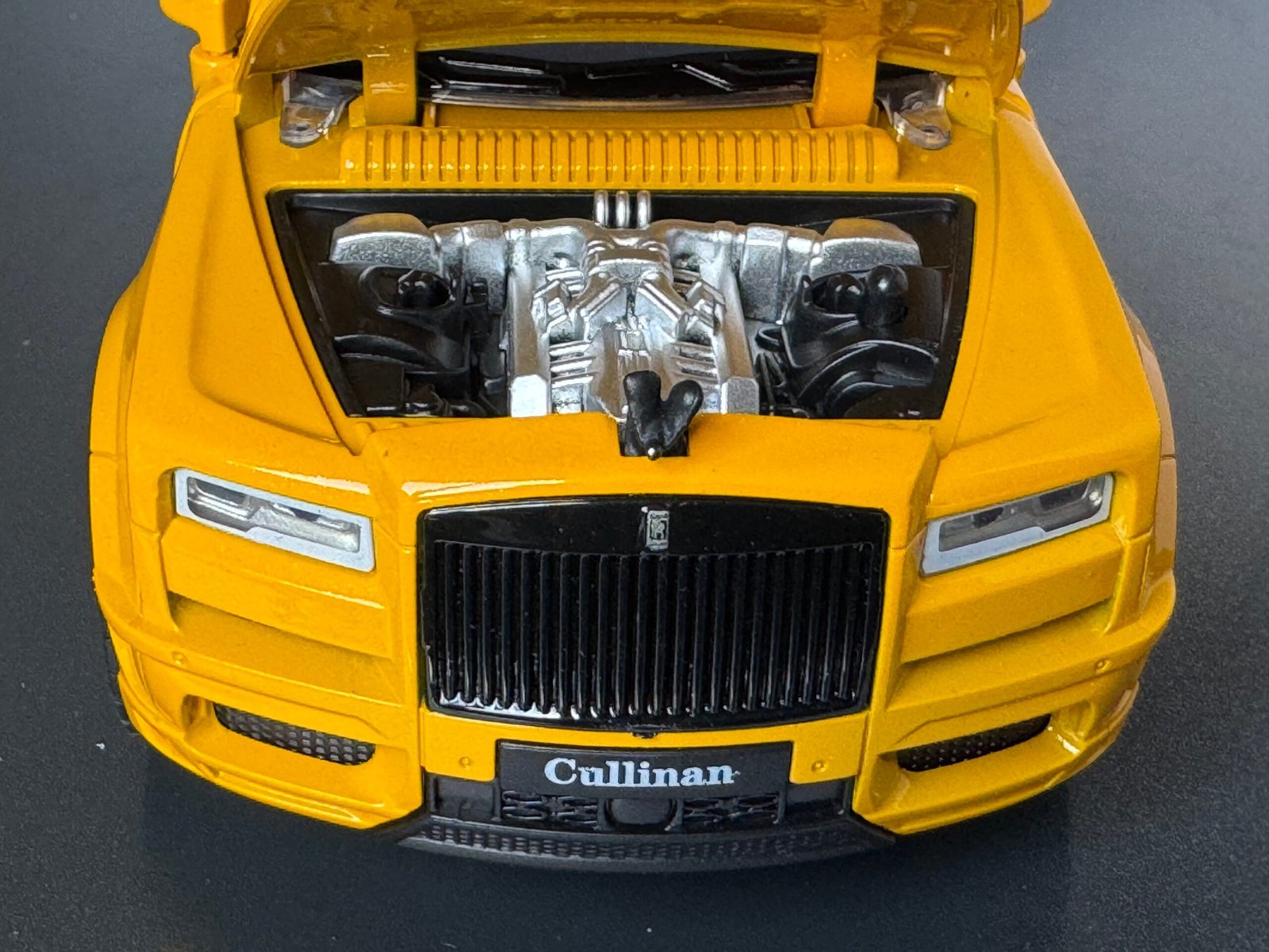 Rolls Royce Cullinan in Yellow