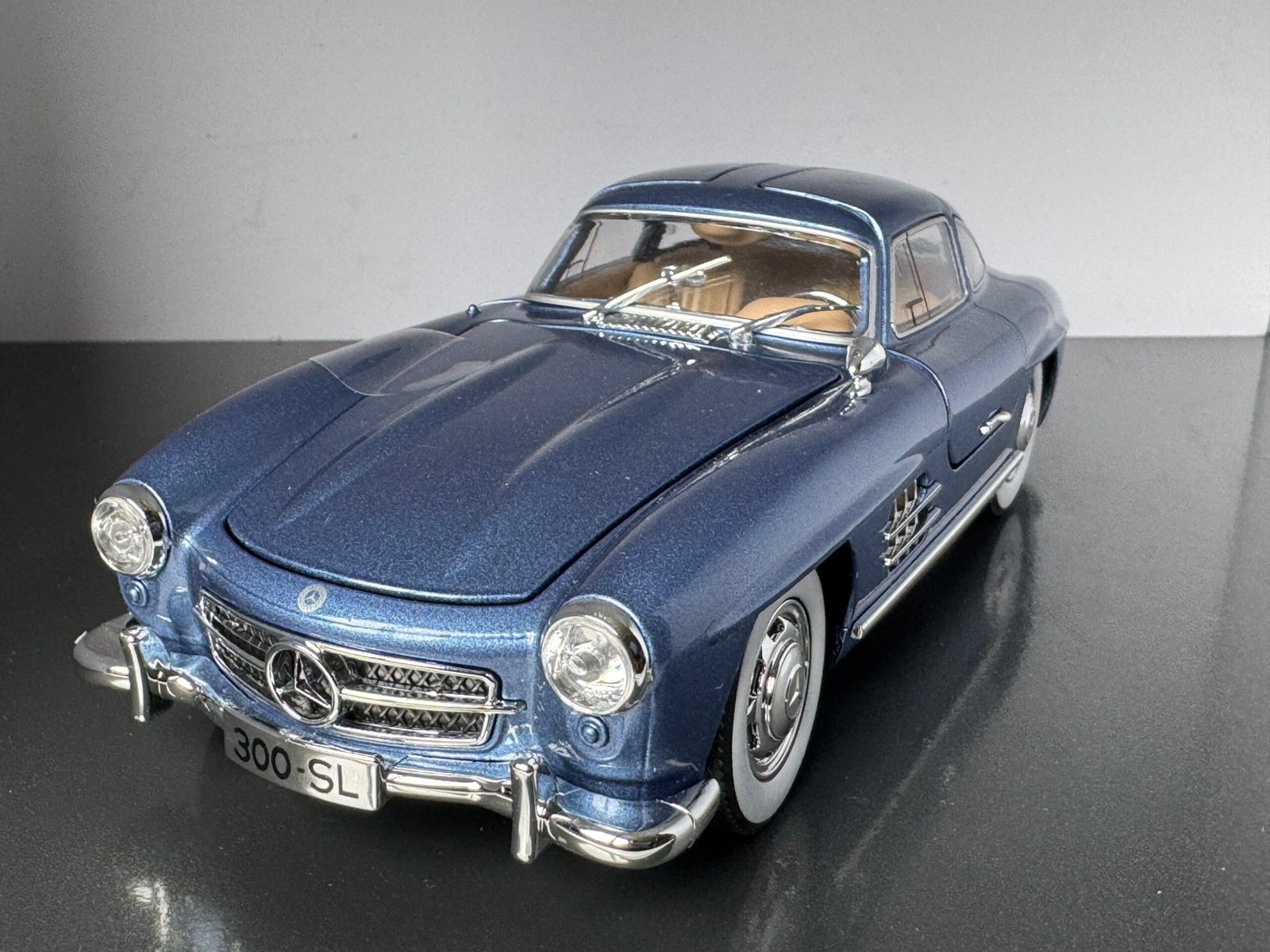 Mercedes Benz 300SL 1:24 Scale Diecast Collectible Model - Image 2