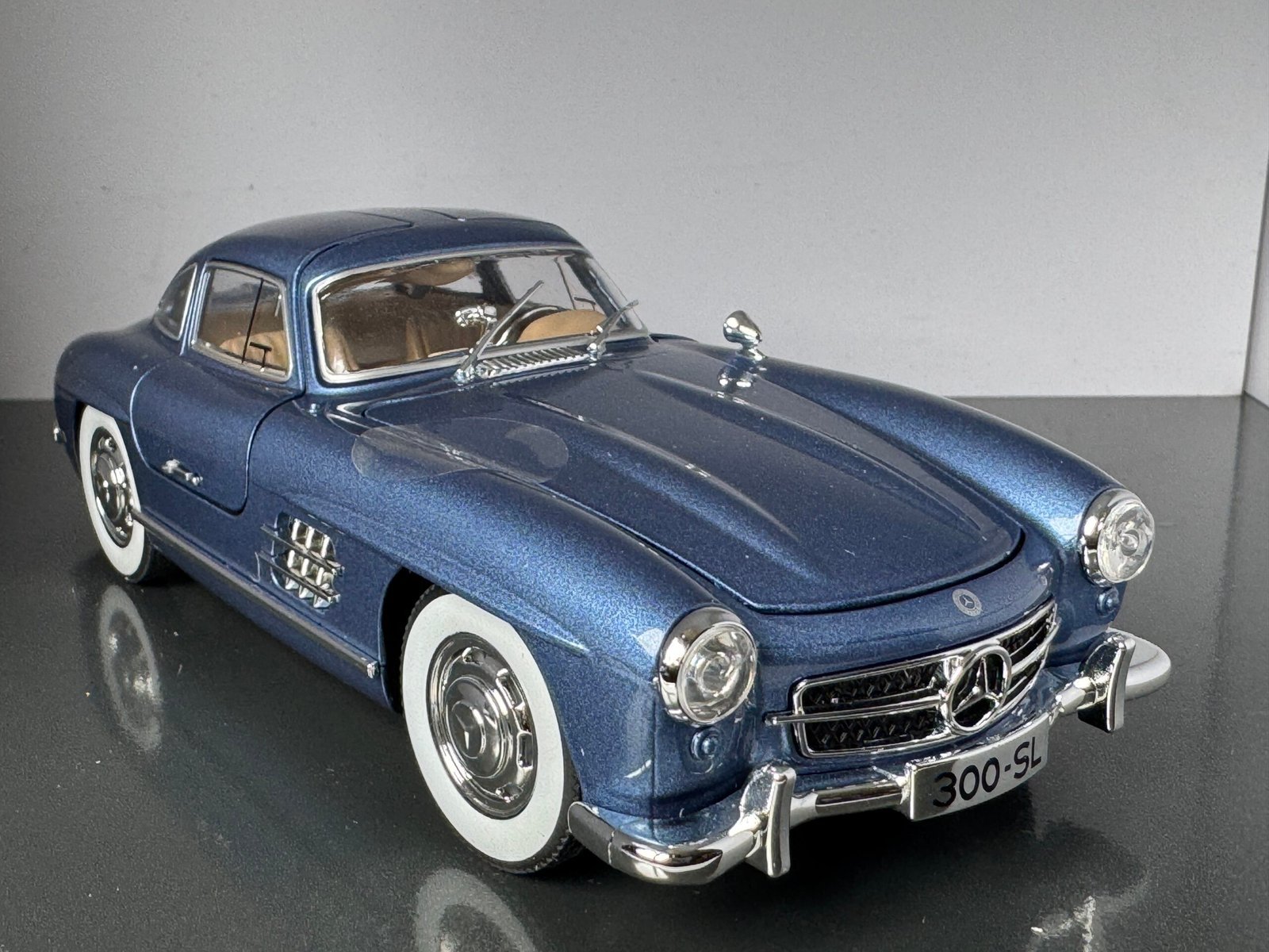 Mercedes Benz 300SL 1:24 Scale Diecast Collectible Model - Image 3