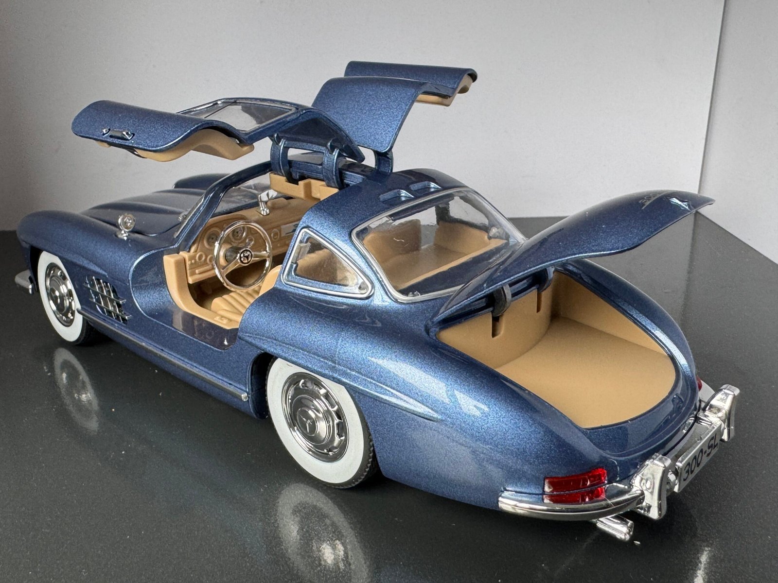 Mercedes Benz 300SL 1:24 Scale Diecast Collectible Model - Image 4