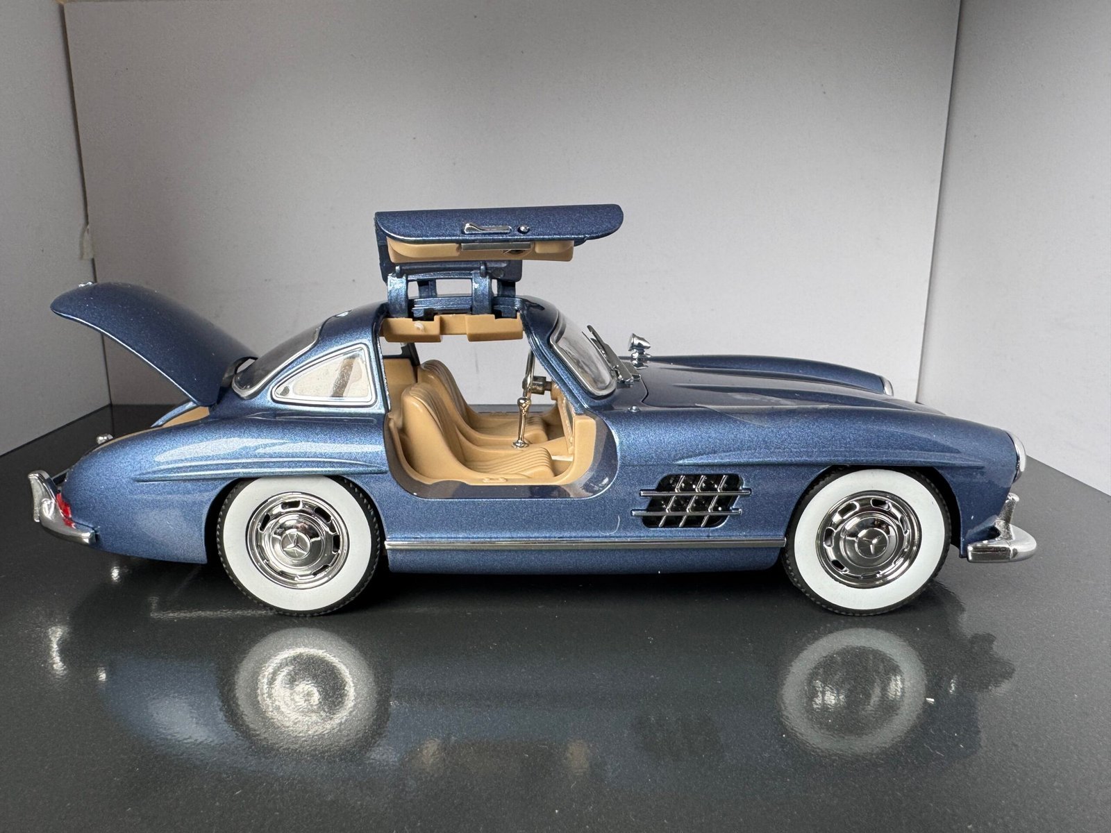 Mercedes Benz 300SL 1:24 Scale Diecast Collectible Model - Image 5