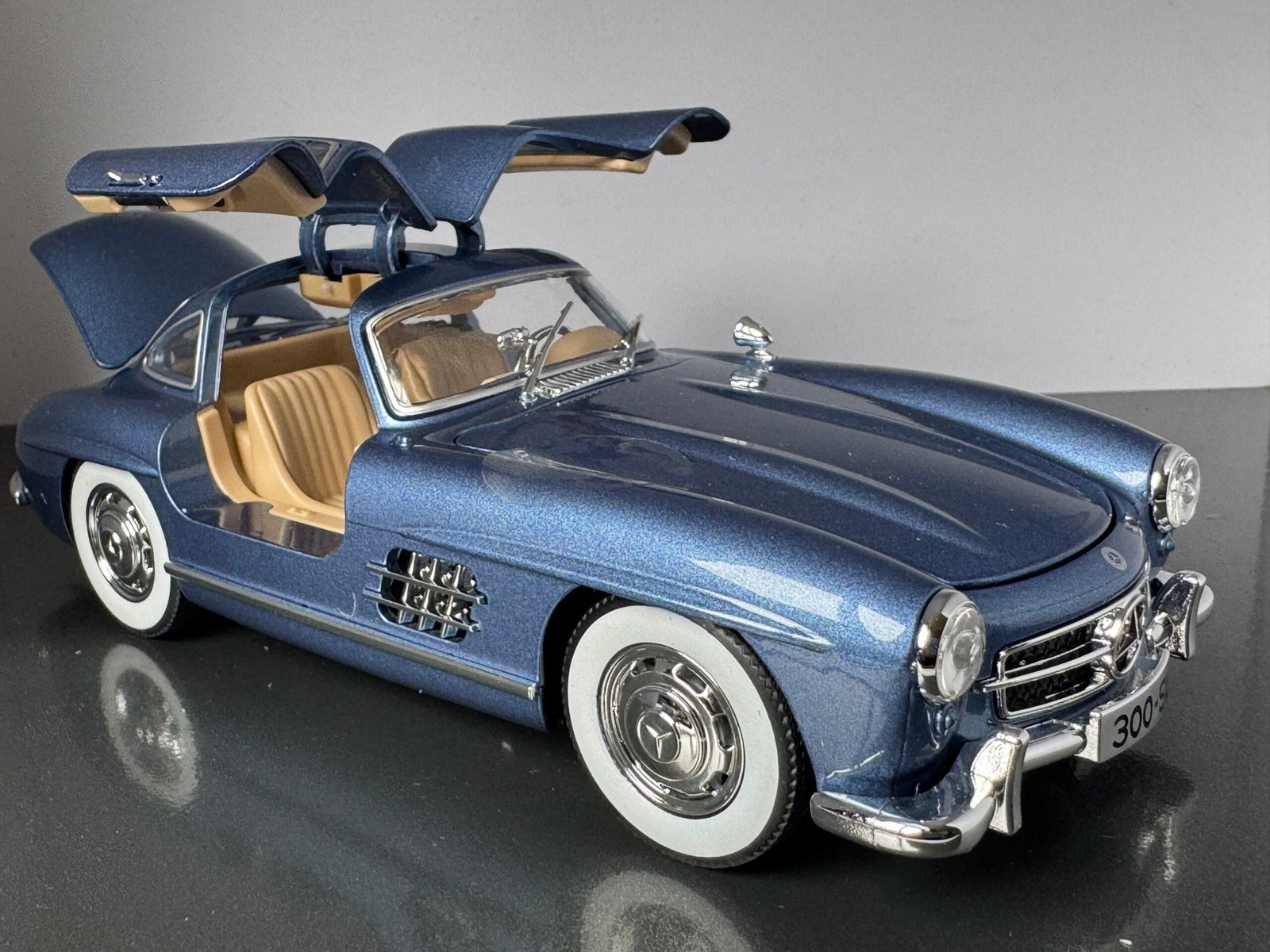 Mercedes Benz 300SL 1:24 Scale Diecast Collectible Model - Image 6
