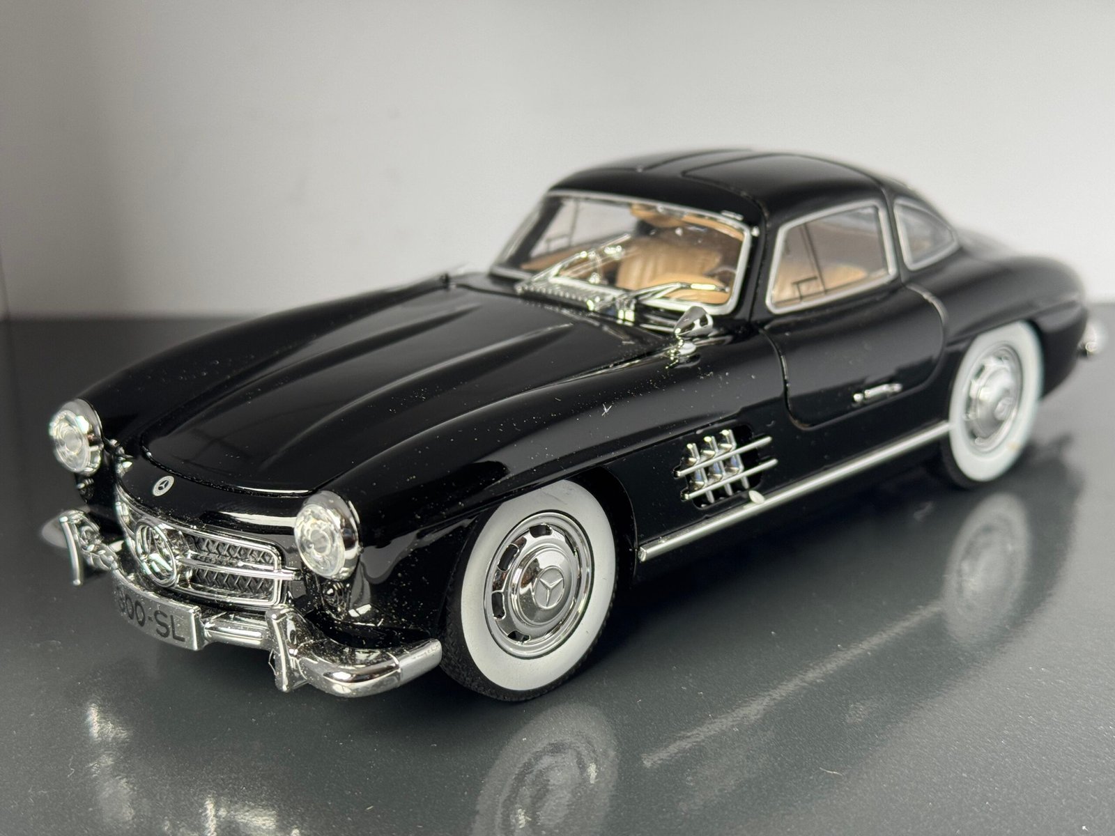 Mercedes Benz 300SL 1:24 Scale Diecast Collectible Model - Image 2