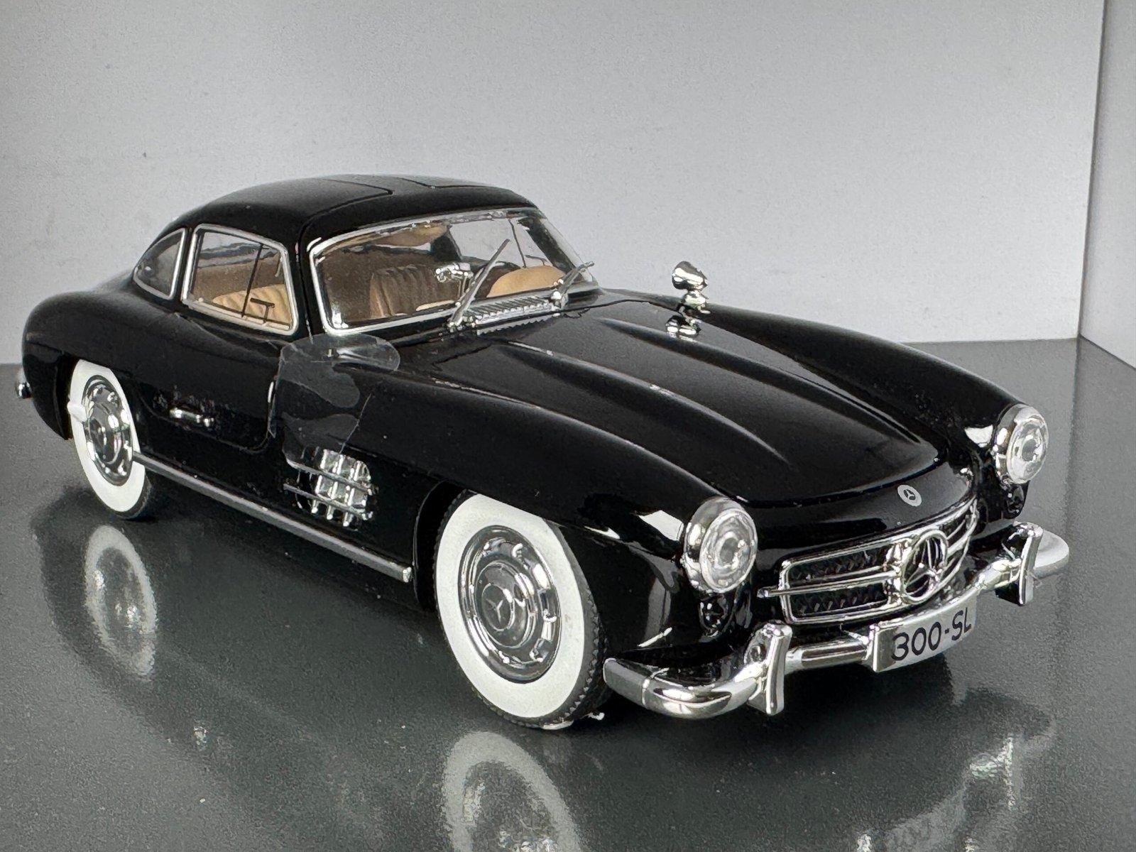 Mercedes Benz 300SL 1:24 Scale Diecast Collectible Model - Image 3