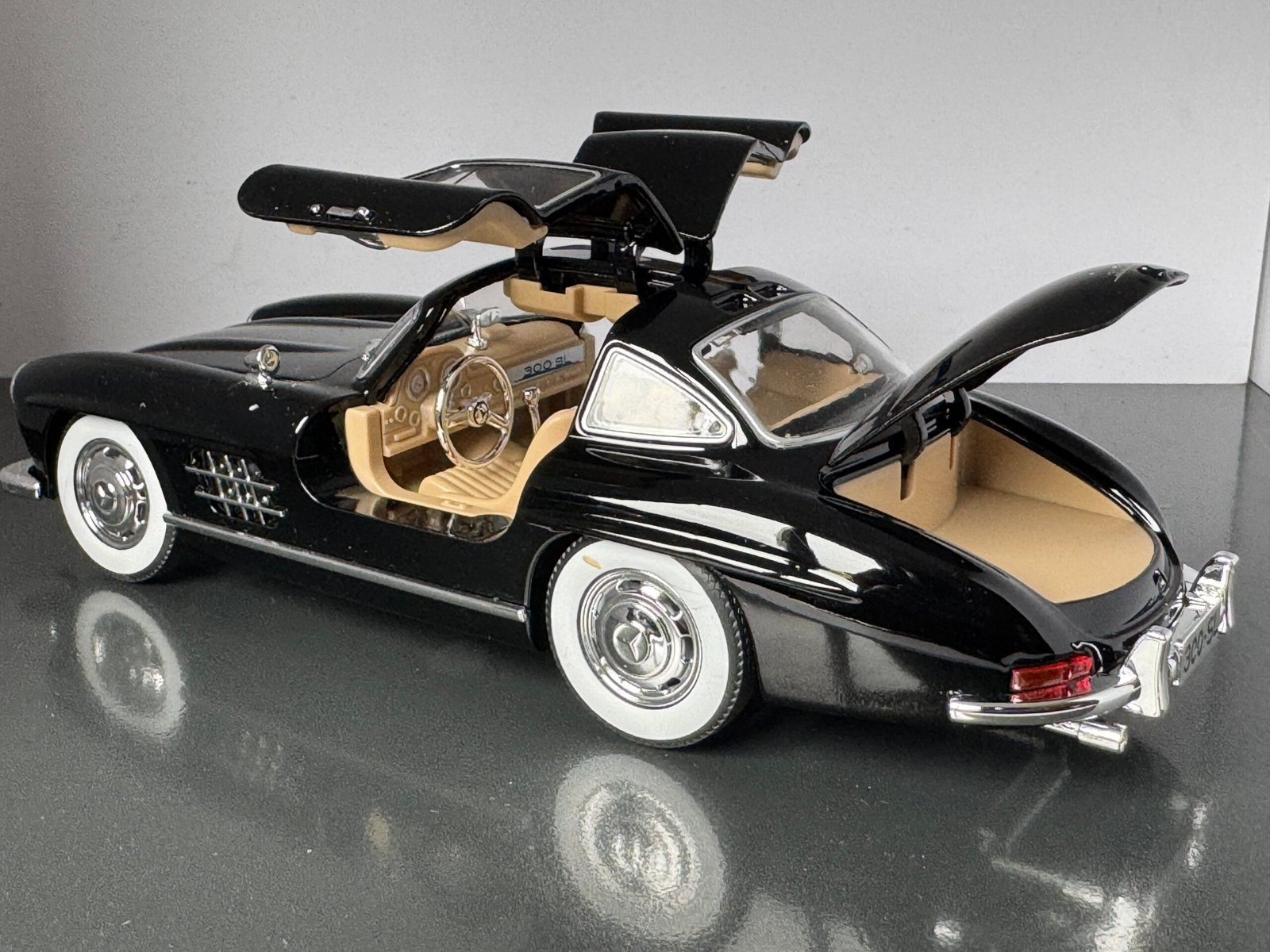 Mercedes Benz 300SL 1:24 Scale Diecast Collectible Model - Image 4