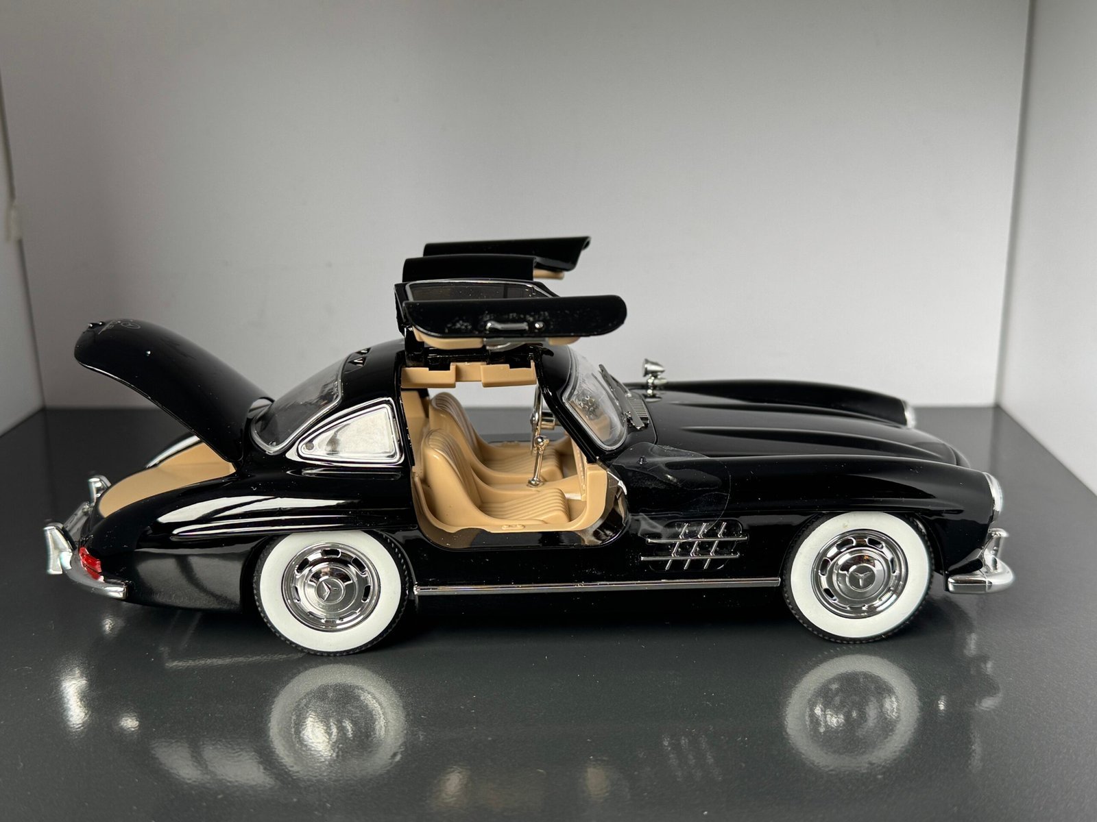 Mercedes Benz 300SL 1:24 Scale Diecast Collectible Model - Image 5