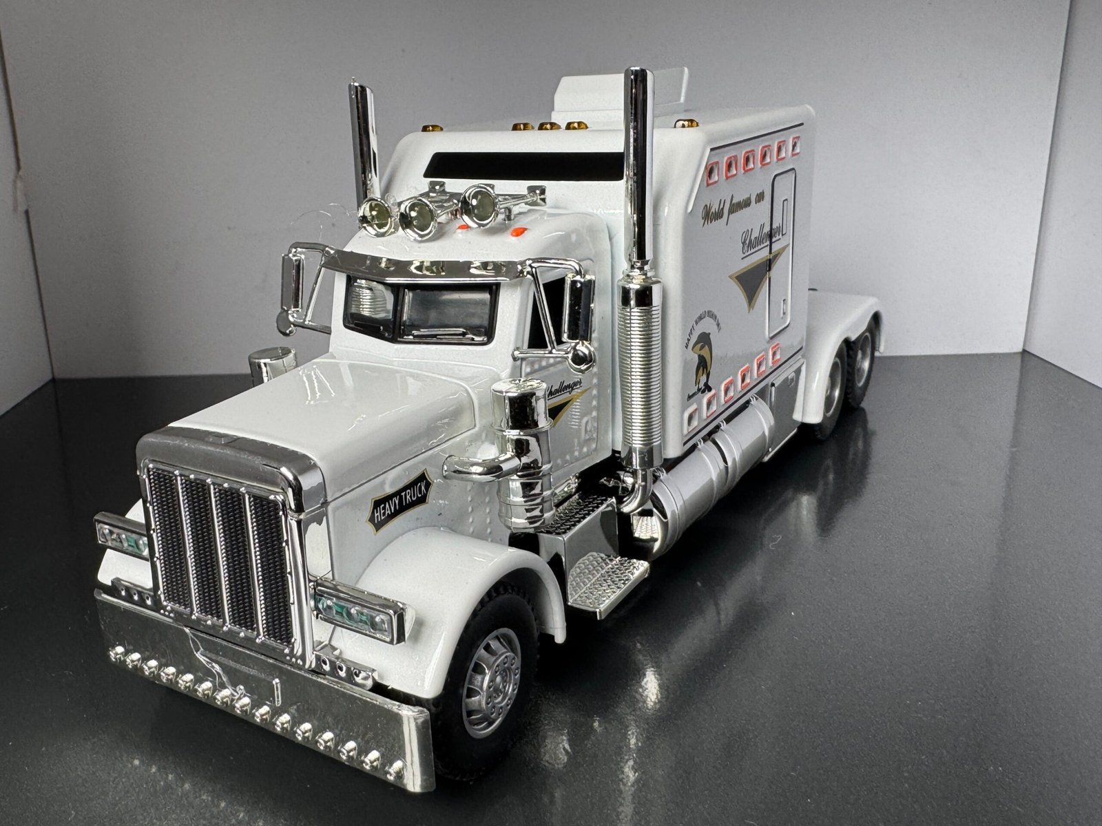 Peterbilt American Truck 1:24 Scale Diecast Collectors Model