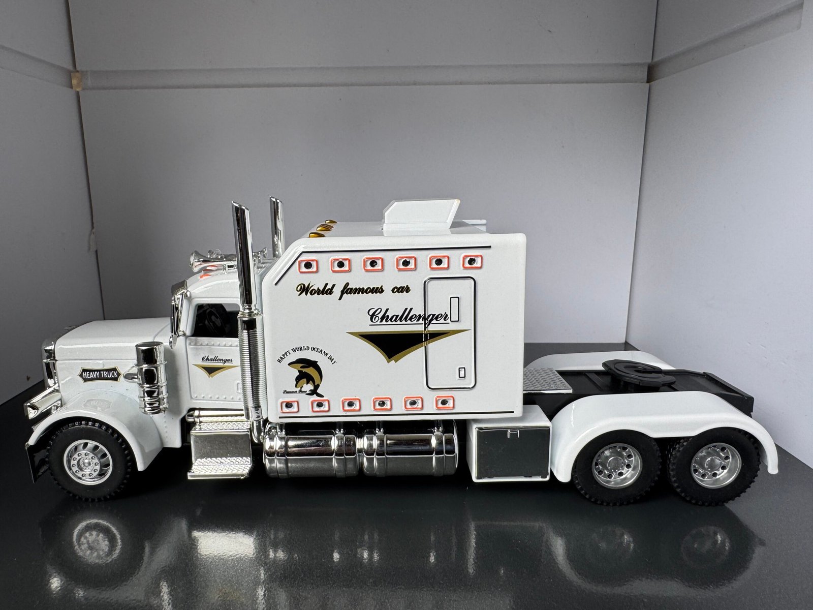 Peterbilt American Truck 1:24 Scale Diecast Collectors Model - Image 3