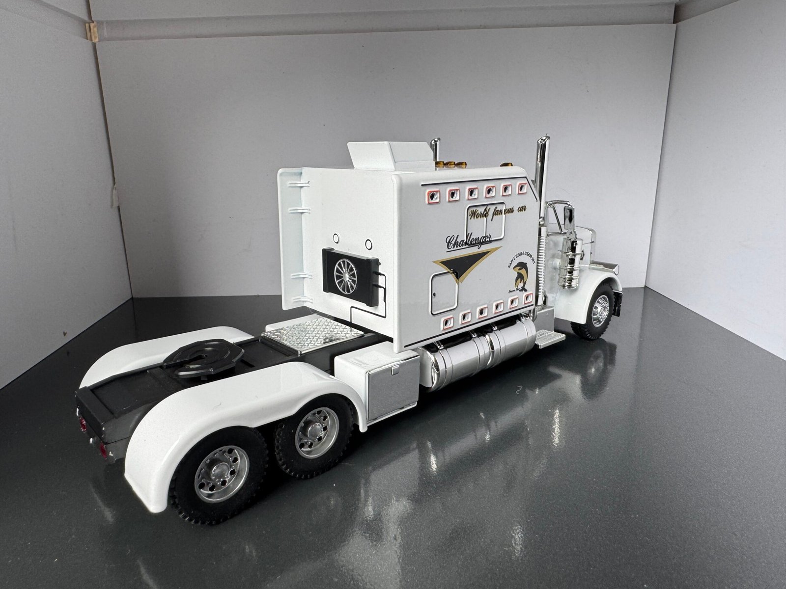Peterbilt American Truck 1:24 Scale Diecast Collectors Model - Image 4