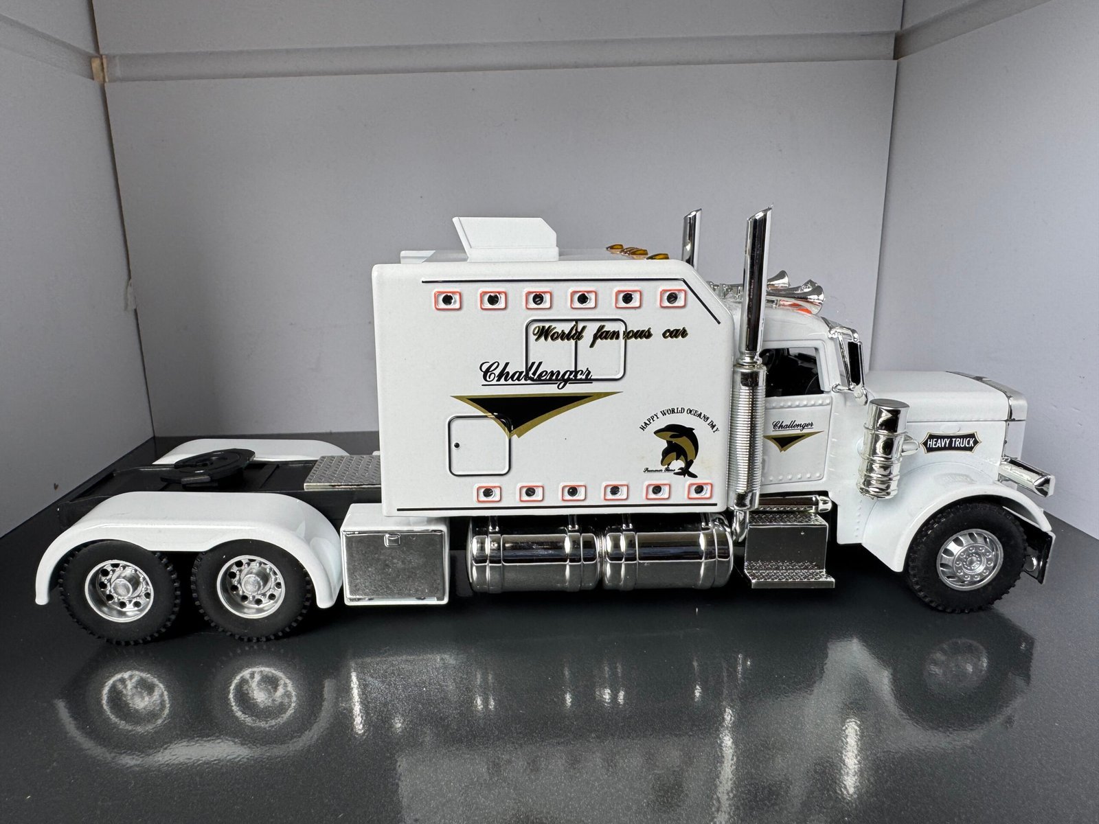 Peterbilt American Truck 1:24 Scale Diecast Collectors Model - Image 5