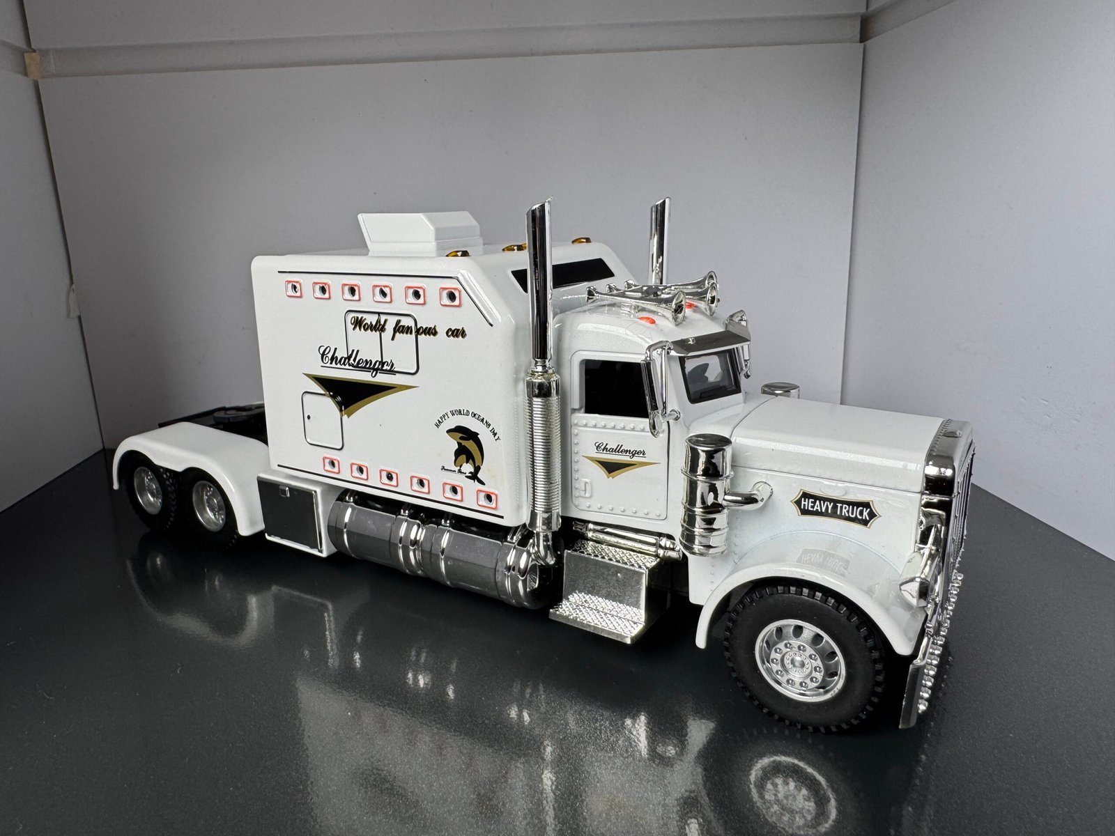 Peterbilt American Truck 1:24 Scale Diecast Collectors Model - Image 6