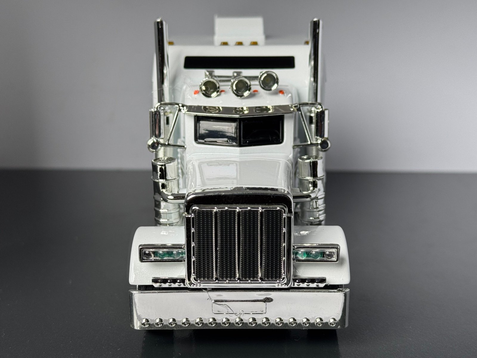 Peterbilt American Truck 1:24 Scale Diecast Collectors Model - Image 7