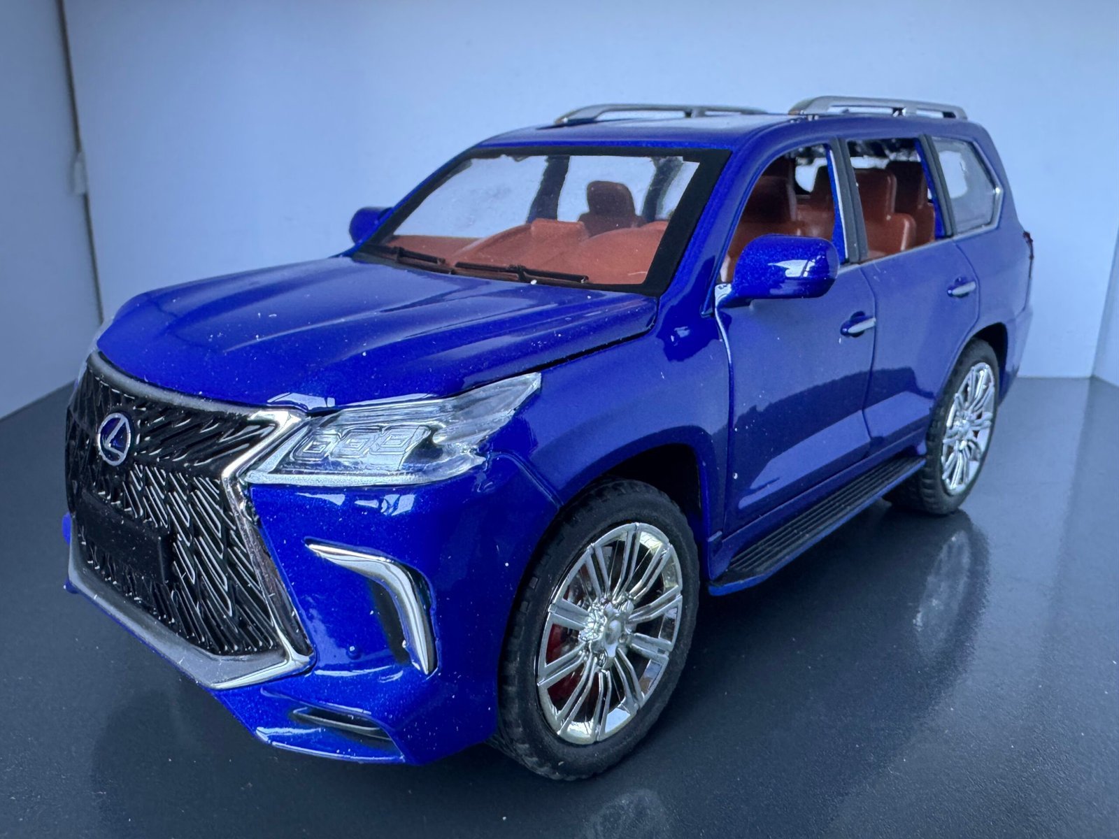 Lexus LS570 1:24 Scale Diecast Collectible Model - Image 2