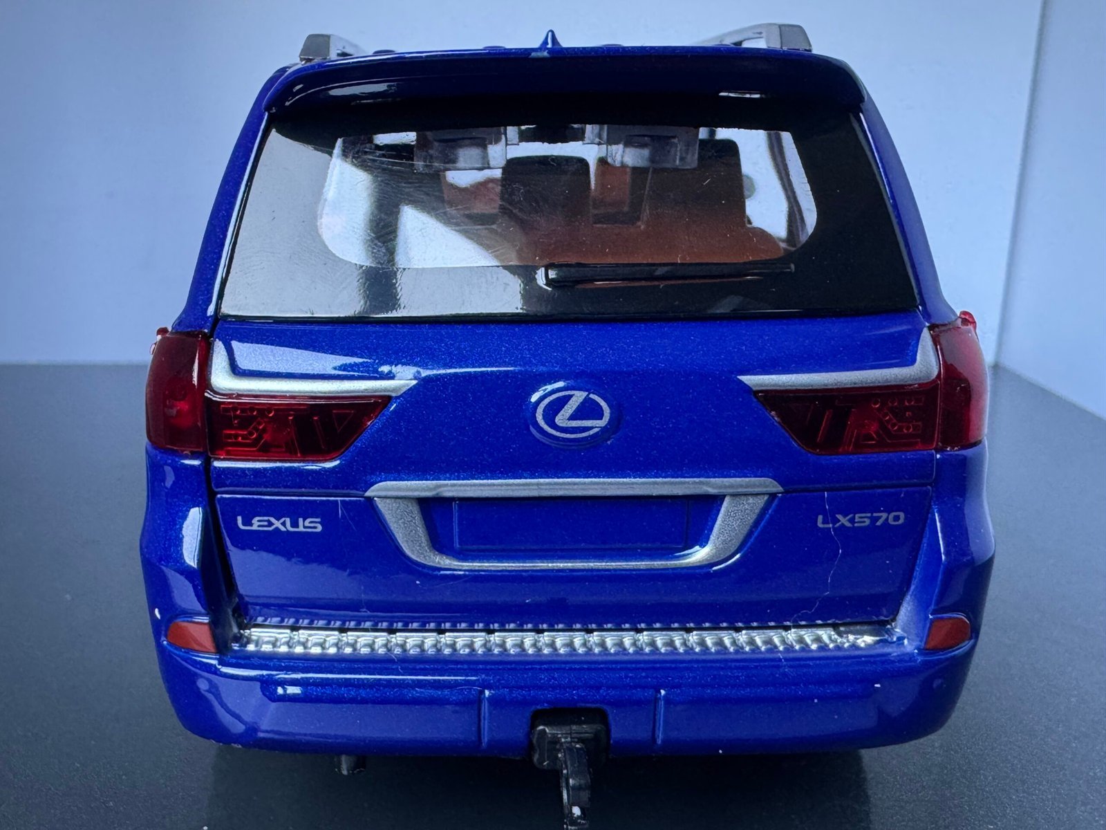 Lexus LS570 1:24 Scale Diecast Collectible Model - Image 4