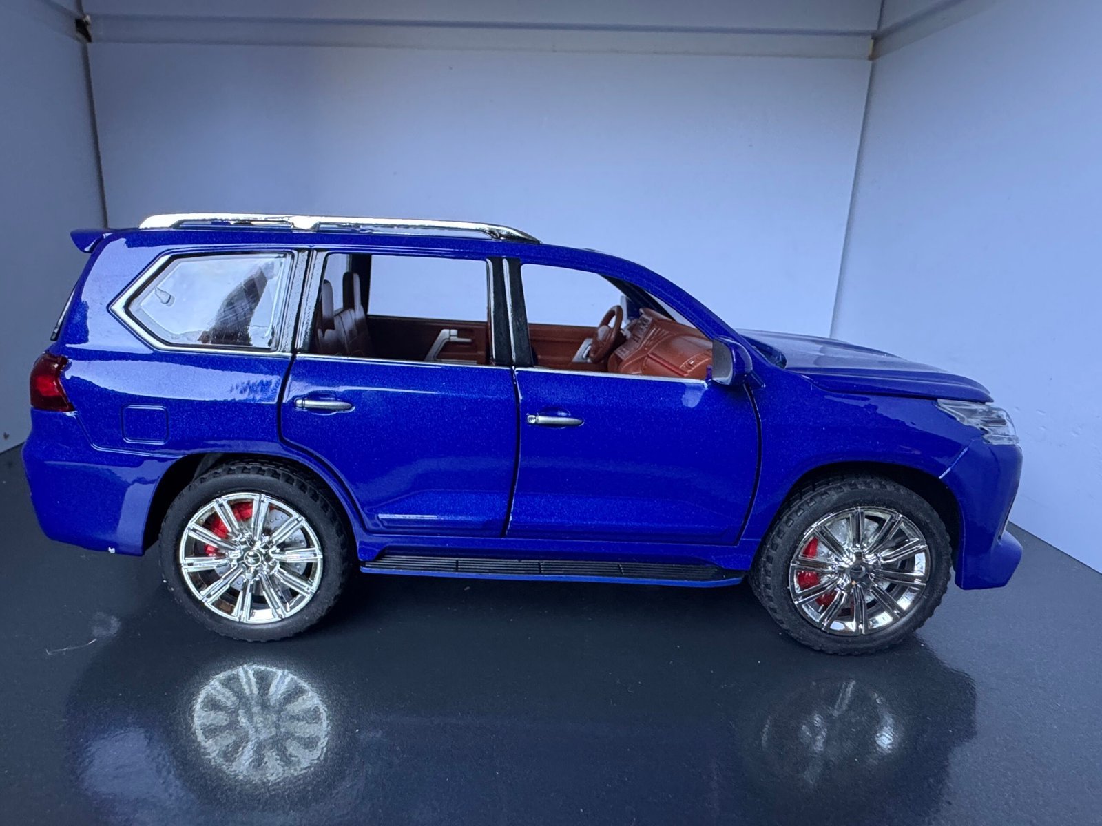 Lexus LS570 1:24 Scale Diecast Collectible Model - Image 5