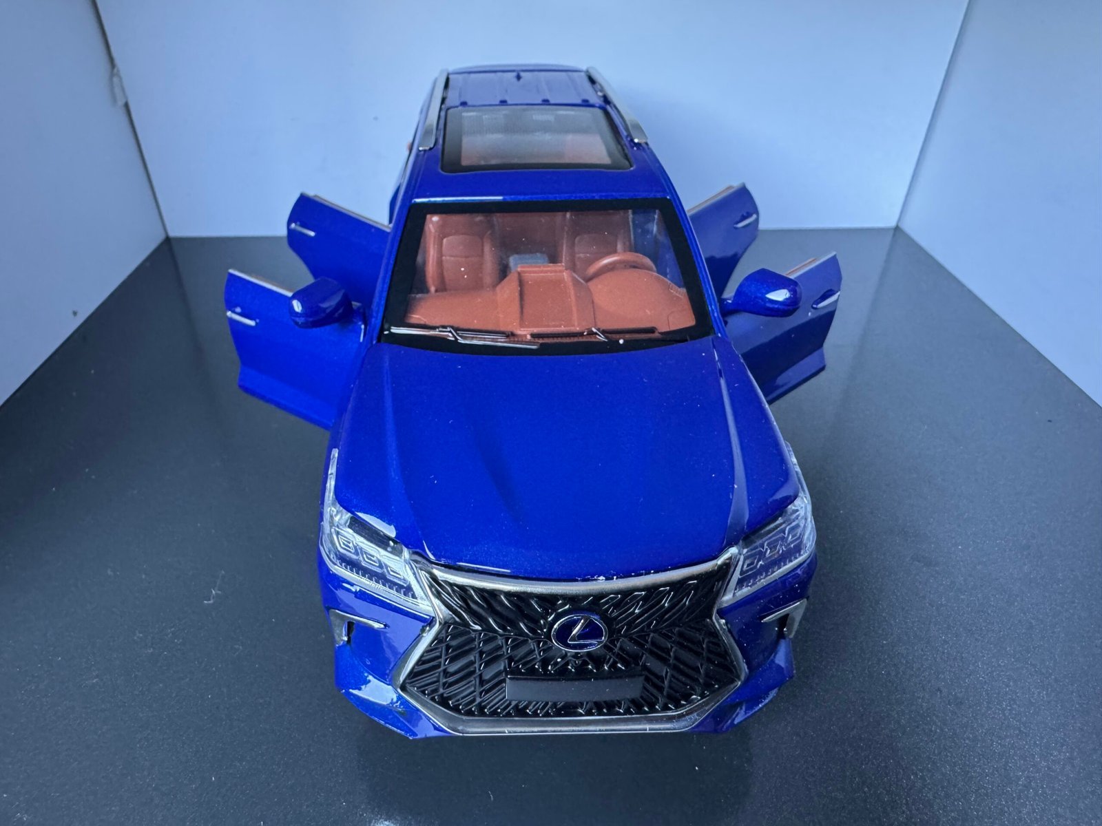 Lexus LS570 1:24 Scale Diecast Collectible Model - Image 6