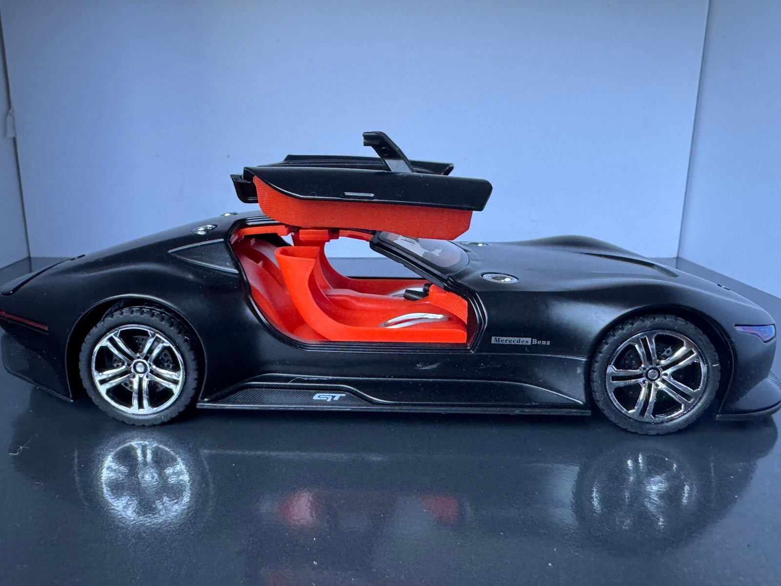 Mercedes Benz GTR 1:24 Scale Diecast Collectible Model - Image 5