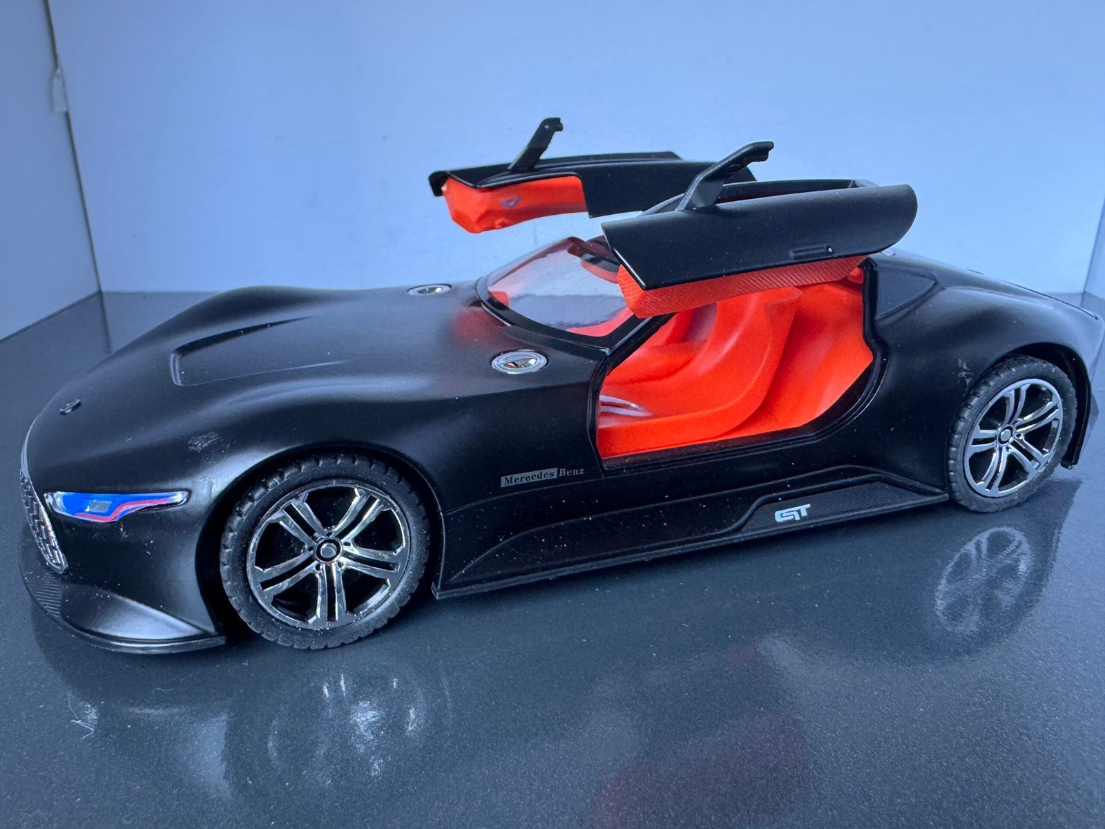 Mercedes Benz GTR 1:24 Scale Diecast Collectible Model - Image 7