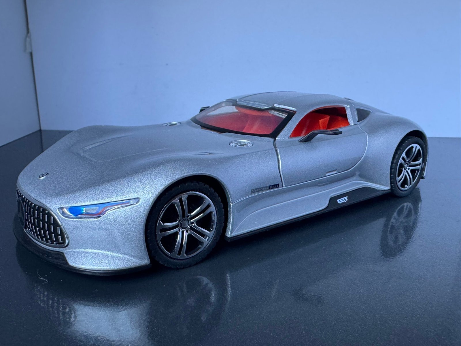 Mercedes Benz GTR 1:24 Scale Diecast Collectible Model - Image 3