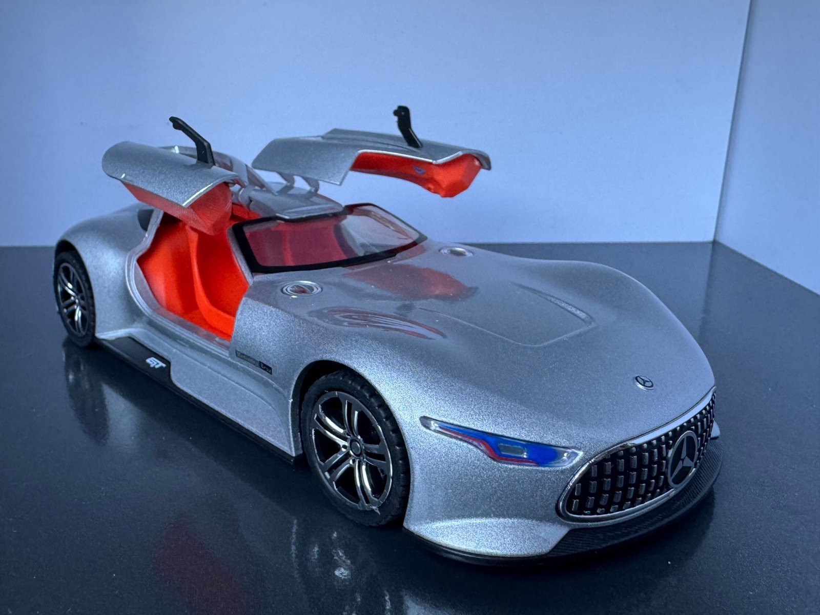 Mercedes Benz GTR 1:24 Scale Diecast Collectible Model - Image 6